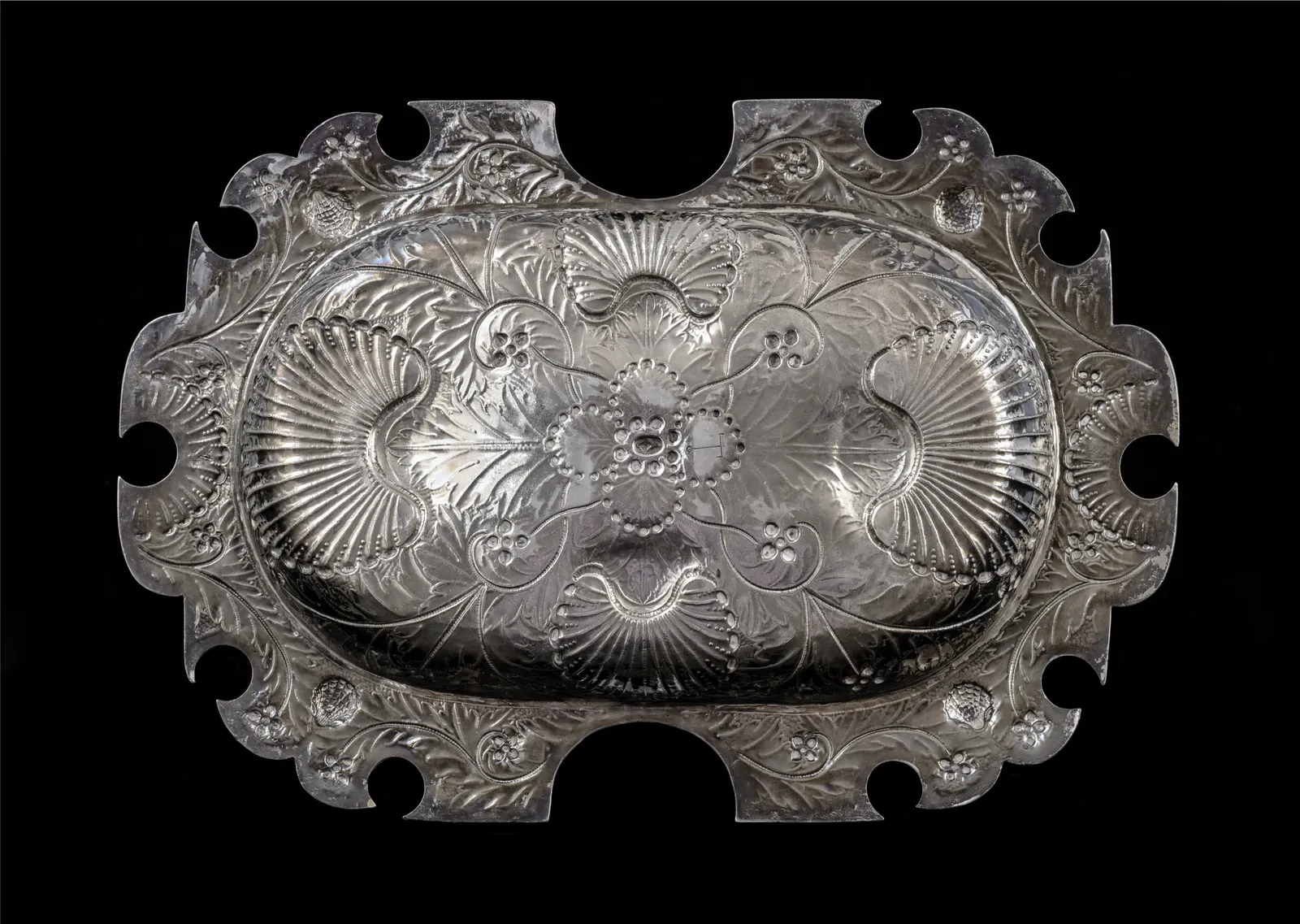 “CHAROLA” PLATTER, Unidentified artist, Mexico, 1673-1687