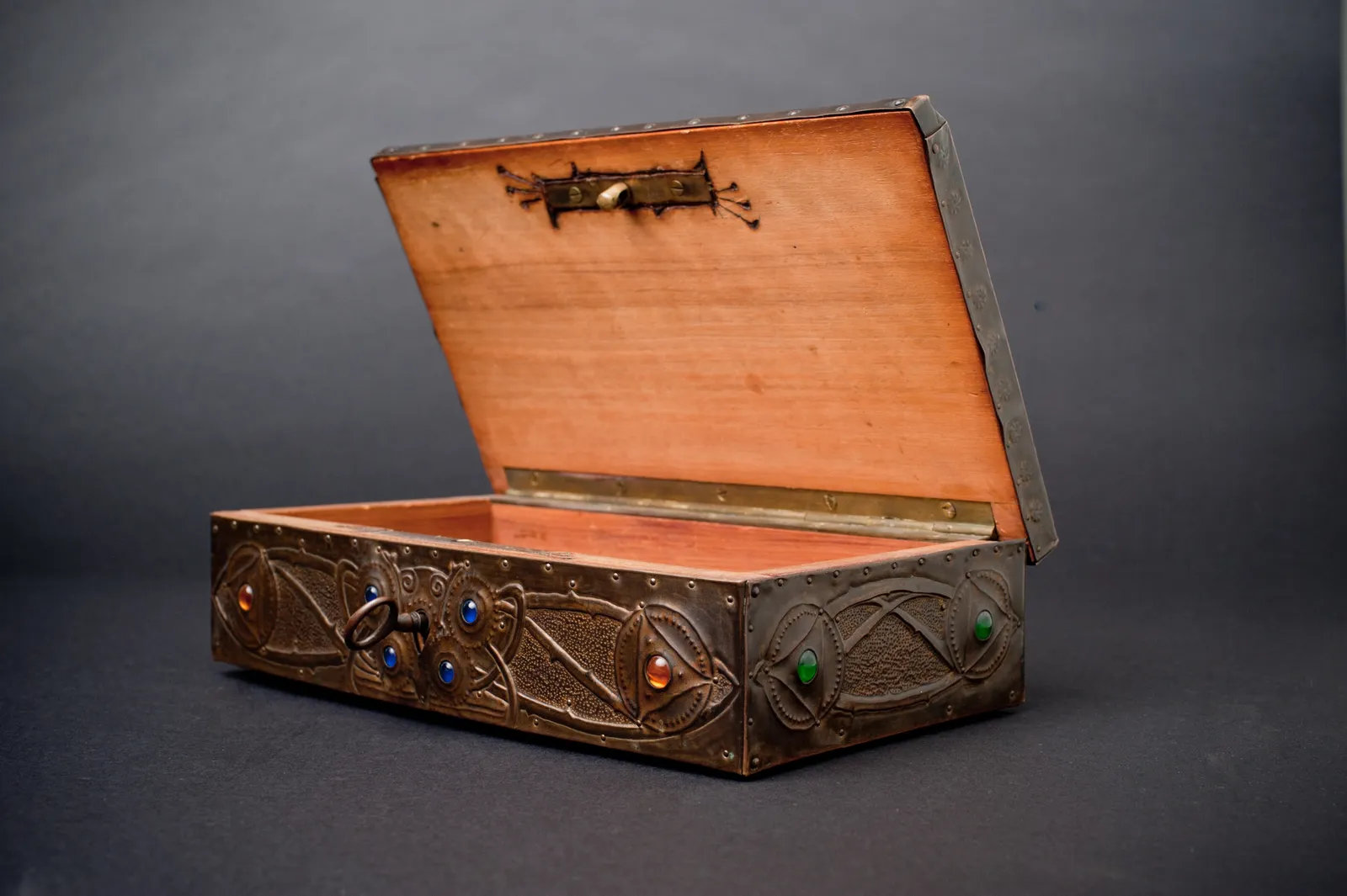 Alfred Daguet, Box of the Illuminati,  1904