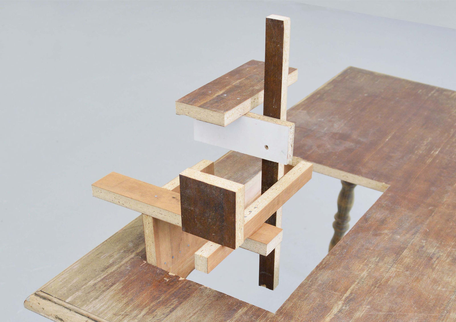 Oscar Abraham Pabón, How to be a table while remaining a sculpture?, 2014
