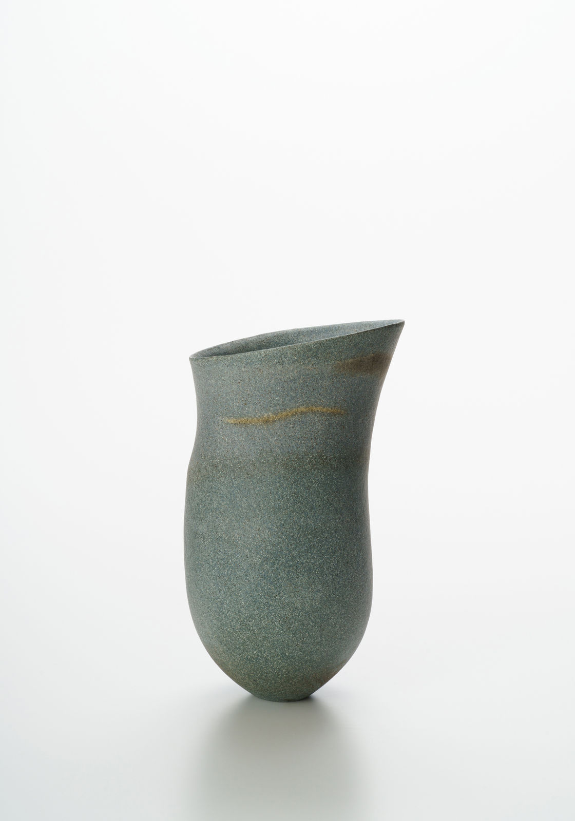 ジェニファー・リー, Blue, haloed olive traces, granite band, tilted, 2021