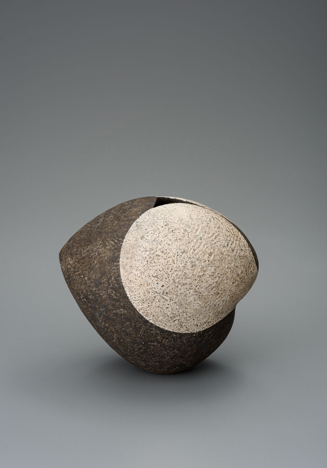 井口 大輔, 黒銹陶銀彩壺, 2021