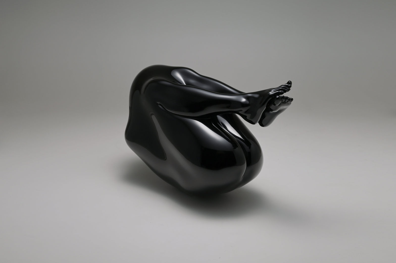 青木千絵/Chie Aoki, BODY 23-1 －生命の記憶－/BODY 23-1 －Memory of Life－ , 2024 漆、麻布、発泡スチロール/ Lacquer and hemp cloth on styrofoam, H56 x W93 × D44 cm 写真：池田ひらく