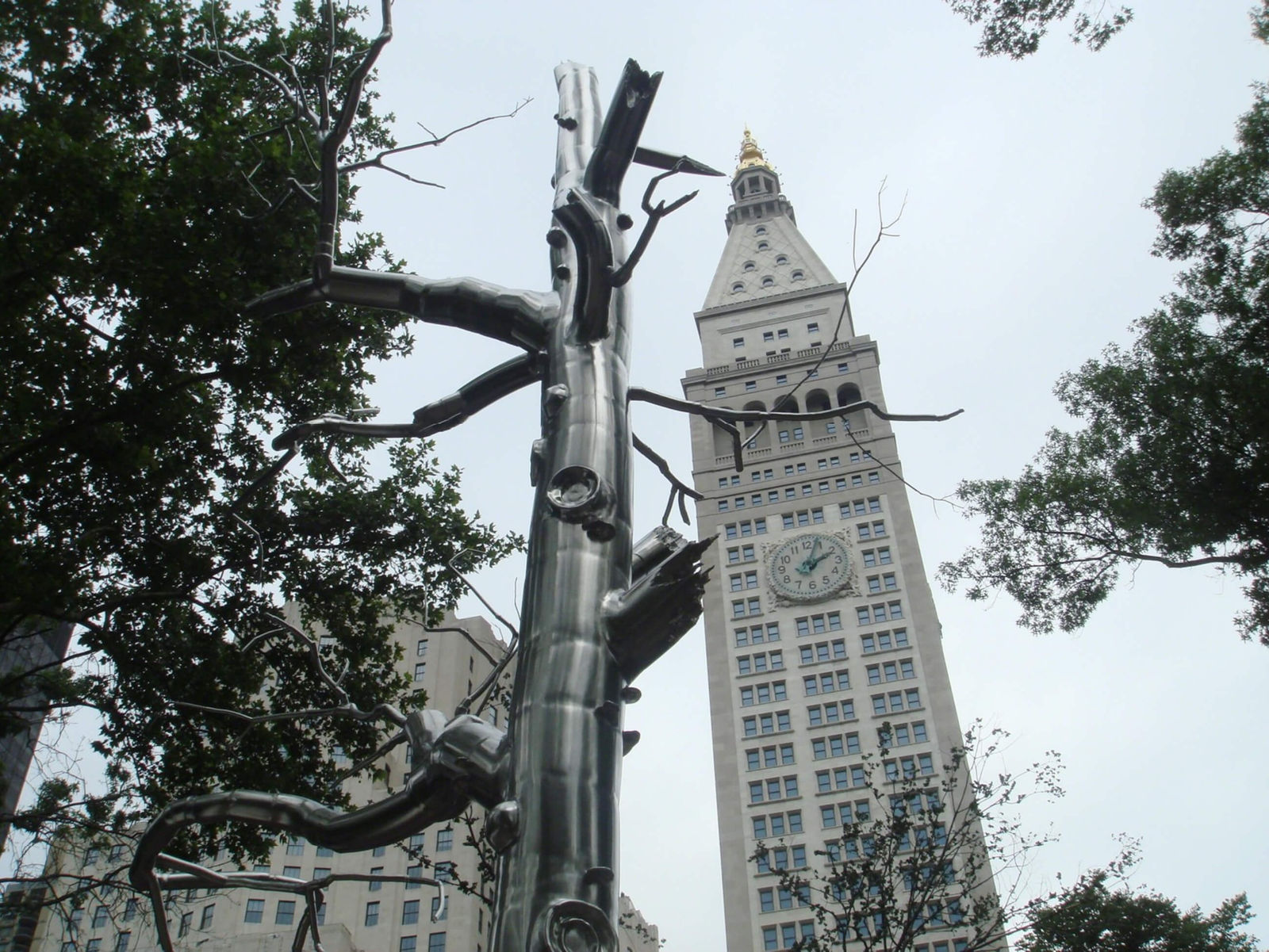 Roxy Paine, Defunct, 2004