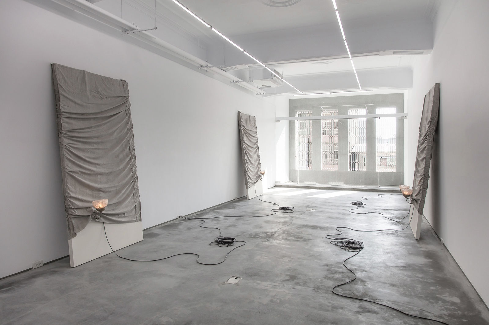 倒裝的語句-1,2,3｜122x244x30cm/1pcs｜2017｜灰塵、棉布、木料、燈具、乳膠漆/裝置｜私人及台中市立美術館典藏｜高雄弔詭畫廊