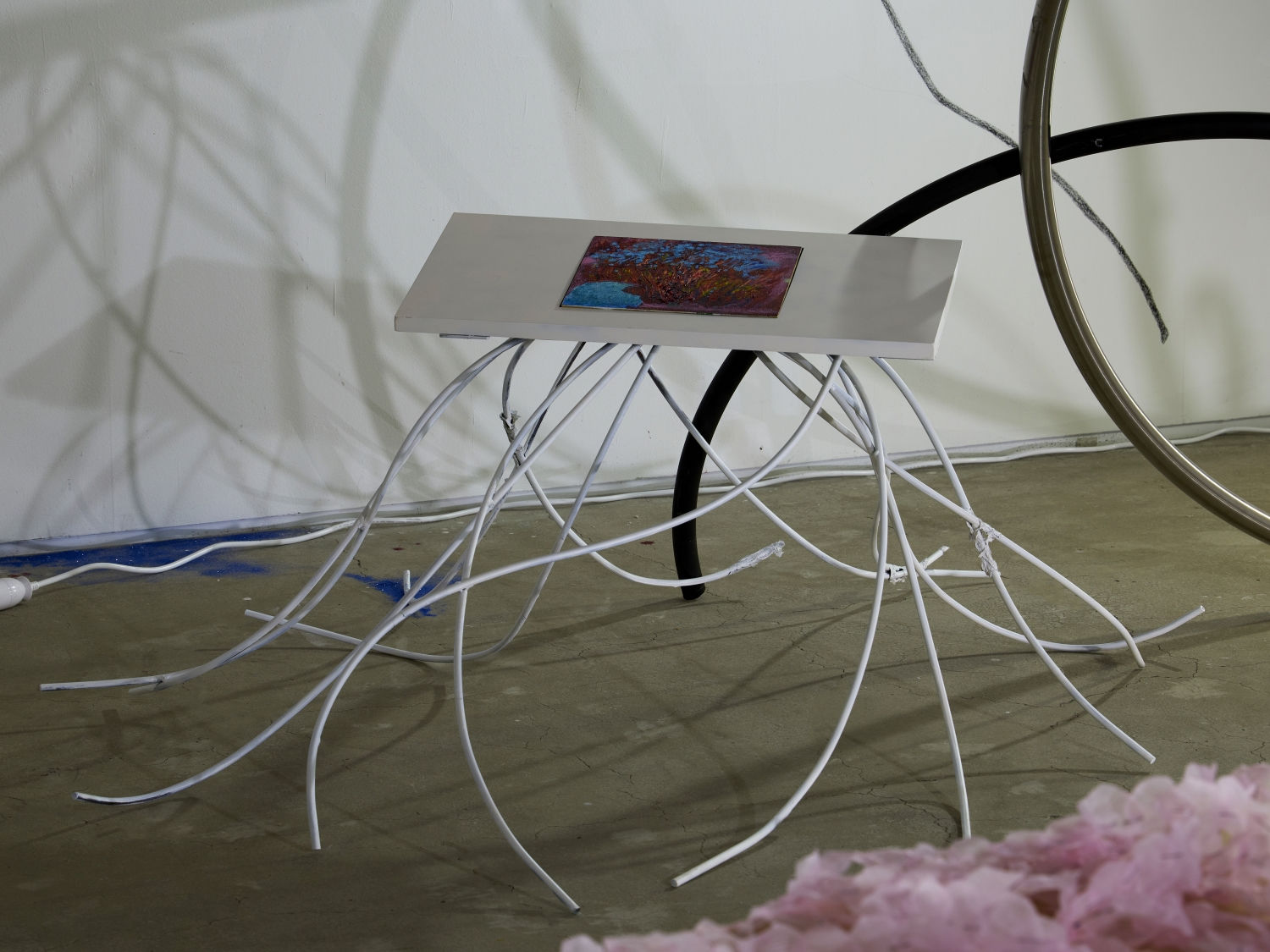 가영의 액자가 되어 버린, 2024년 미래빌딩 전시에 쓰였던 조각을 바치던 뿌리 모양 받침대 A root-shaped pedestal once used to offer a sculpture at Mirae Building in 2024, later becoming Ghayoung’s frame, 철에 페인트 paint on steel, 160×144×56cm, 2024-2026