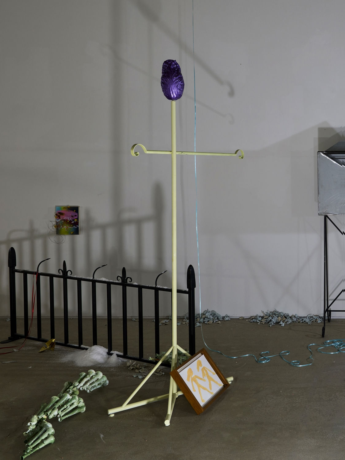2024년 리도어 공연에서 사용된 공연 장치와 두상 대신 꽂힌 판타오후 6:42 2026-01-21직 김치 Stage apparatus from the 2024 Redoor performance, and a Fantagic Kimchi inserted in place of a head, 스티로폼, 플라스틱, 철 styrofoam, plastic, steel, 110×40×210cm, 2024-2026