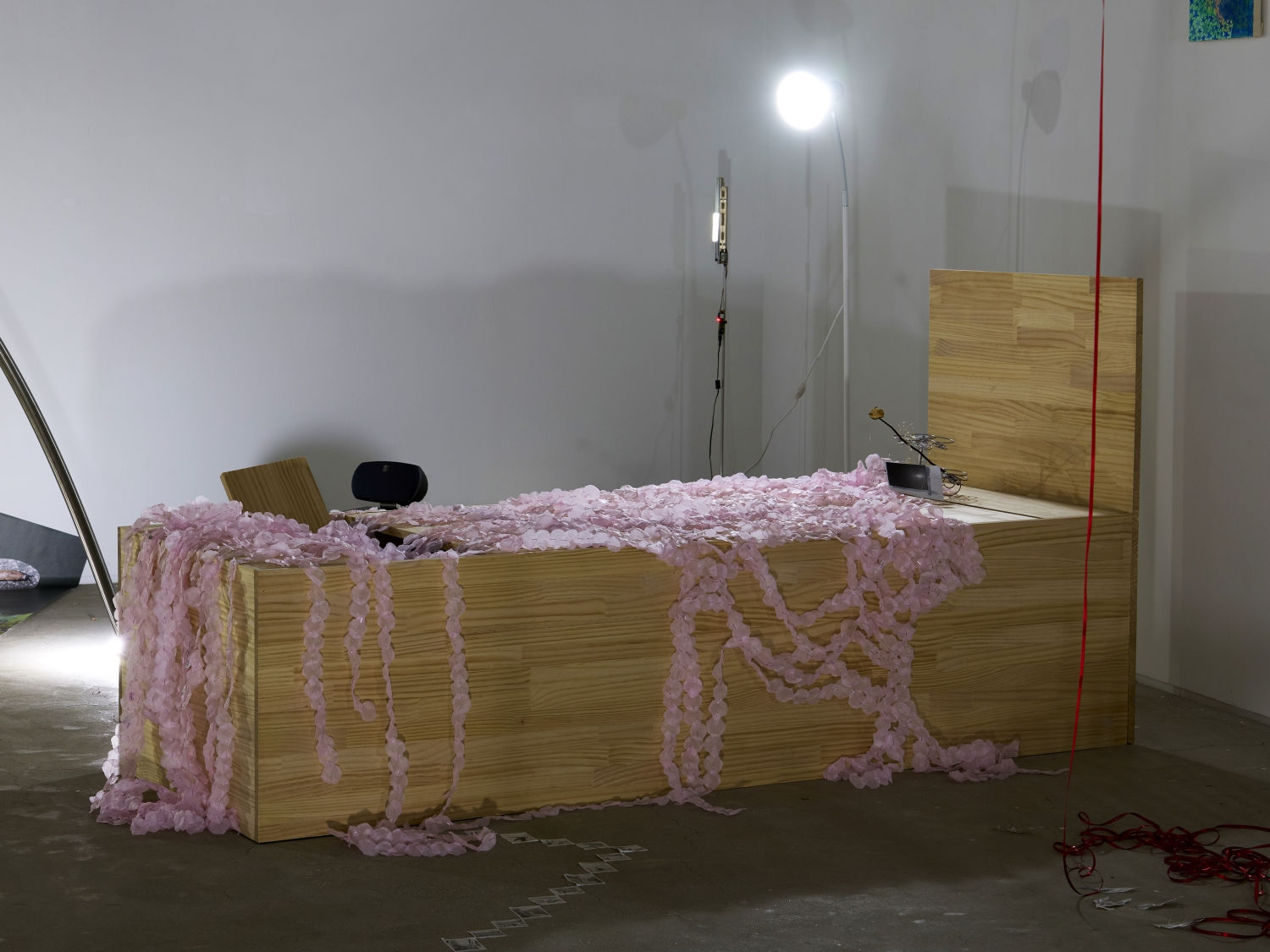 고요손 Goyoson, 셀 수 없는 명확한 라일락 이불 Countless Clear Lilac Blankets, 나무, 큐빅, 라일락 향, 반짝이 가루, 꽃잎 모양 패브릭 wood, cubic, lilac fragrance, glitter, flower-shaped fabric, 90×210×100cm, 2026