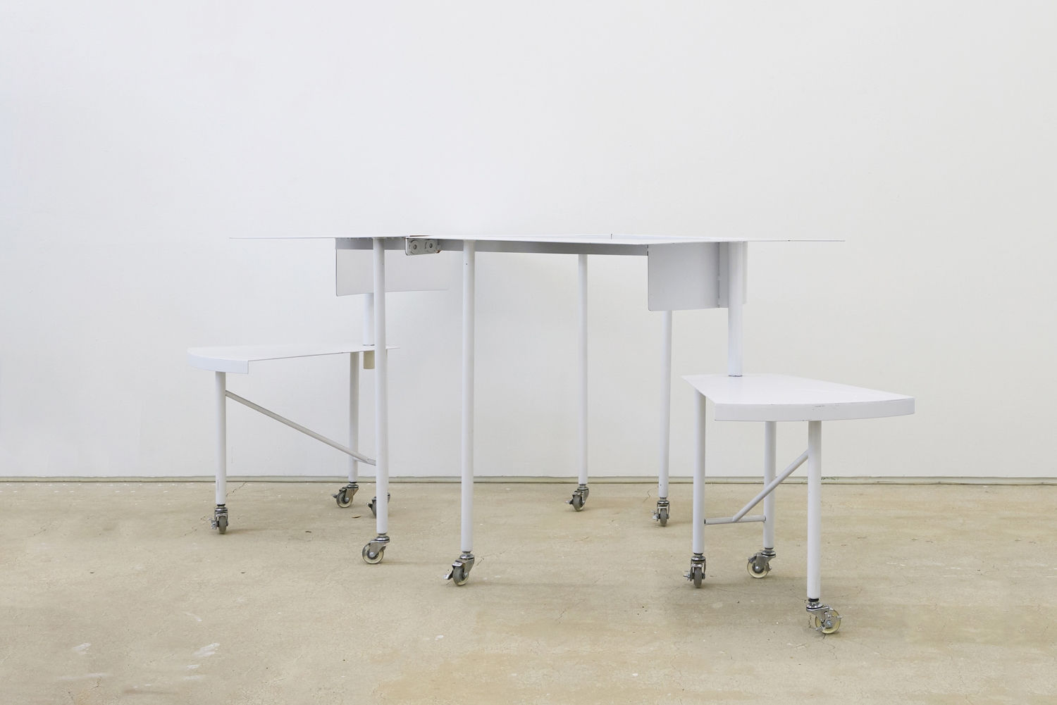 〈올랭피아〉를 위한 의자로 올려 놓은 2024년 미래빌딩에서 전시한 〈그쪽으로 갈까〉 Shall I Go There, exhibited at Mirae Building in 2024, placed on a chair for Olympia, 철, 자석, 바퀴, 김경언과 협업 steel, magnets, wheels, collaboration with Kim Kyongeon, 130×85×76cm, 2024