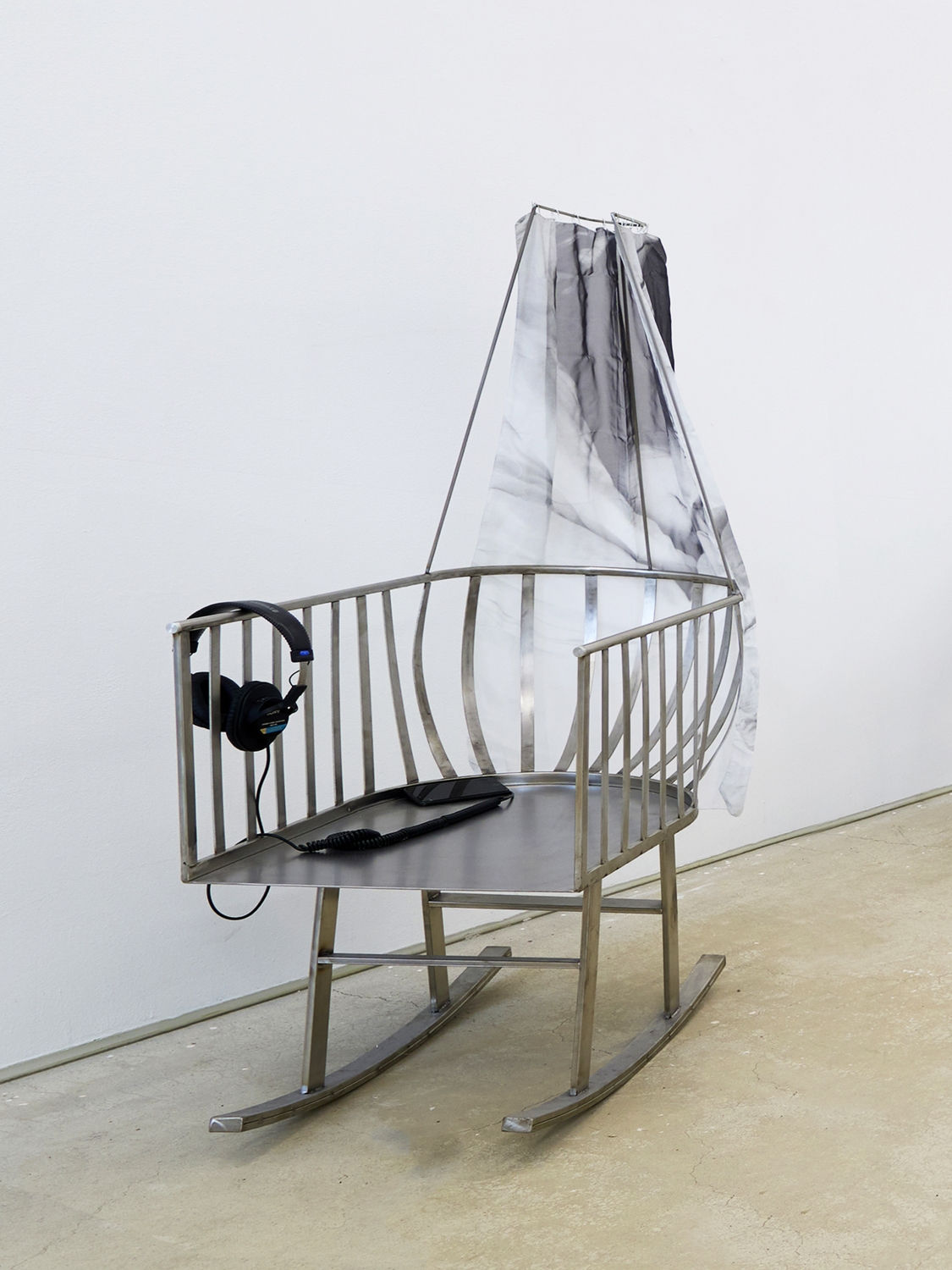 〈올랭피아〉를 위한 의자로 올려 놓은 2025년 어쩌다책방에서 전시한 〈말간 얼굴을 위한 세레나데〉 Serenade for a Clear Face, exhibited at Uhjjuhdah Bookshop in 2025, placed on a chair for Olympia, 쉬폰 천에 디지털 프린트, 철, 요람 형태의 조각과 헤드셋으로 재생되는 가영의 목소리, 황예지의 사진 〈늦거나 이른 잠〉(2010) digital print on chiffon, steel, a cradle-rorm sculpture with Ghayoung’s voice played through headphones, Photograph by Hwang Yezoi, Late or Early Sleep (2010), 53×92×142cm, 2025