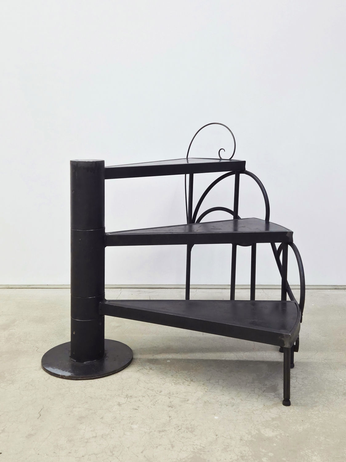 앞에 놓였던 조각 대신 〈올랭피아〉를 위해 배치한 계단: 2025년 두산갤러리에서 전시한 〈전민철, 추운 바람과 모닥불(불멍)〉 A staircase placed for Olympia, replacing the sculpture that was previously in front: Jeon Mincheol, Cold Wind and Bonfire (Fire Gazing), exhibited at Doosan Gallery in 2025, 철 steel, 78×100×83cm, 2025