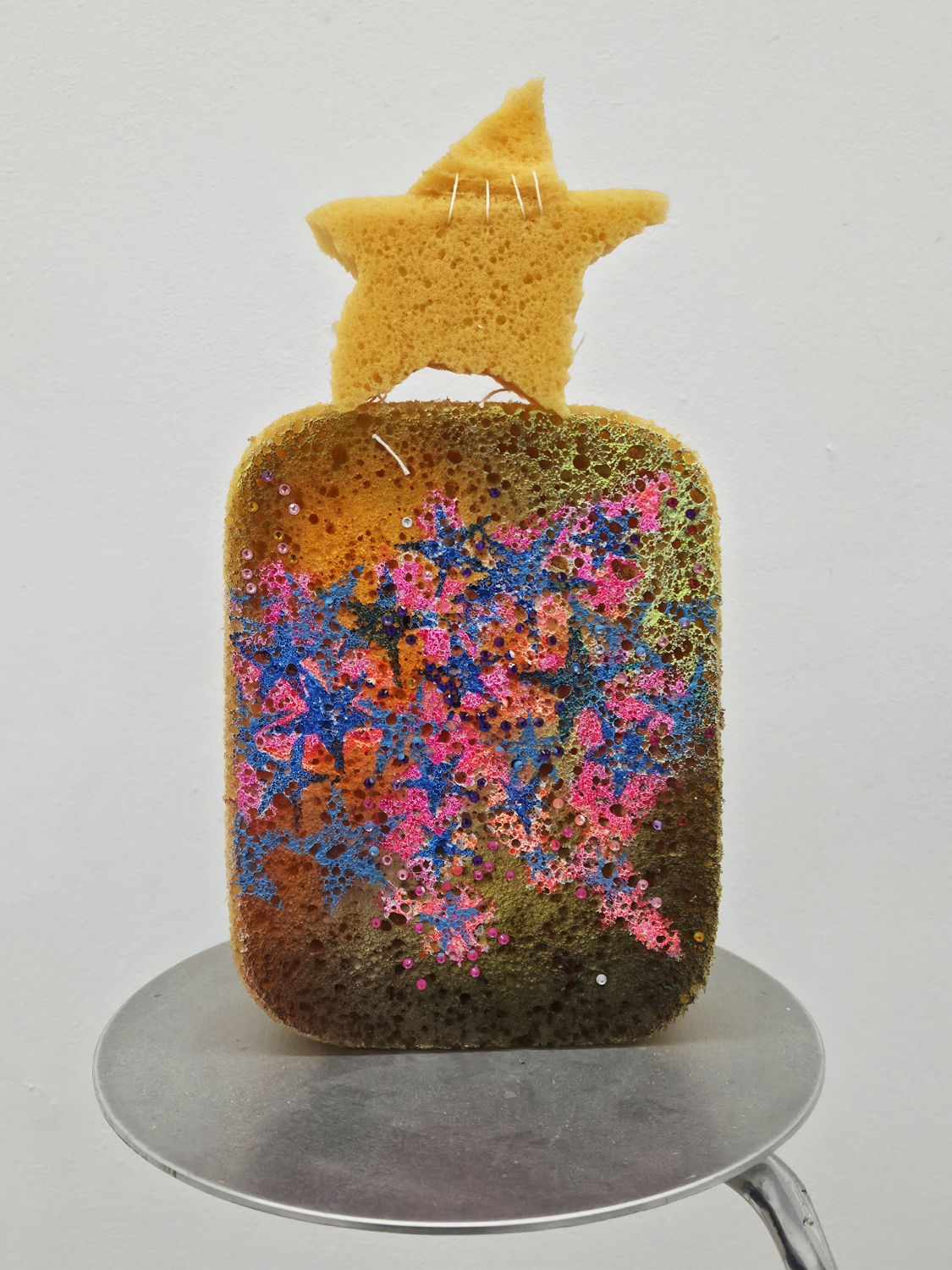 오가영 Kai Oh, 뉴욕별 NY Stars, 스폰지에 아크릴, 큐빅, 실 acrylic, cubic and thread on sponge, 28x14.5cm, 2025