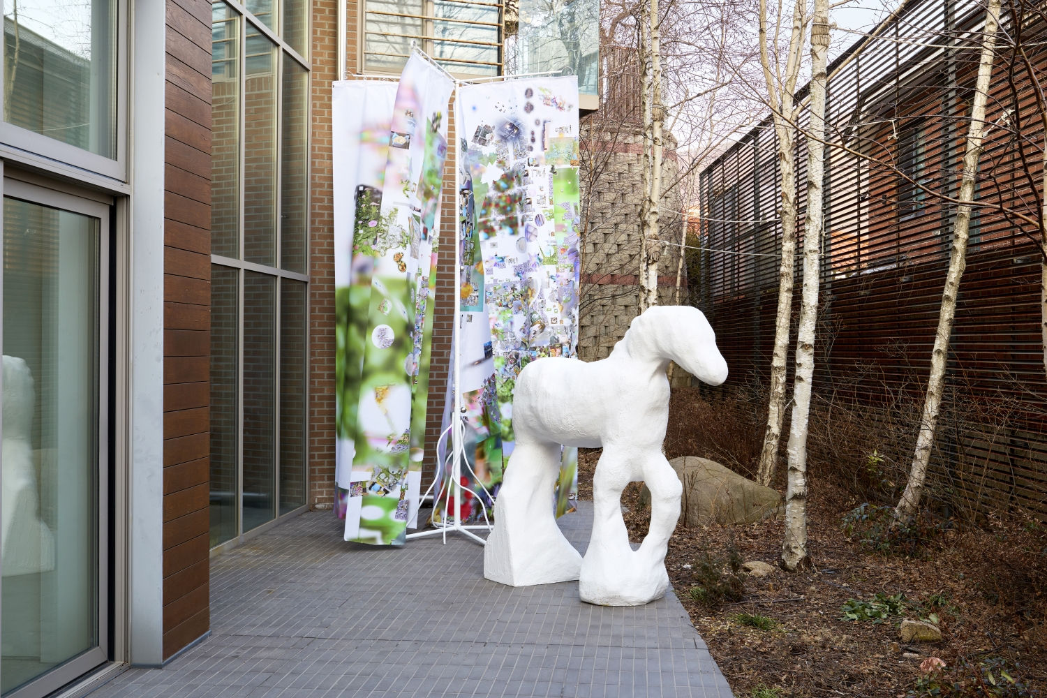 (left) 오가영의 〈Vulnerable and Naked 4〉와 고요손의 〈2024년 리도어 공연에서 사용된 천을 걸던 공연 장치〉 Oh Kai’s Vulnerable and Naked 4 and Goyoson’s Stage apparatus used to hang fabric in the 2024 Redoor performance, 현수막에 디지털 출력, 철, 스프레이 digital print on banner, steel, spray, dimensions variable, 2026 (right) 고요손 Goyoson, 2025년 정우를 위해 만든 말 한 마리 A Horse Made for Jungwoo in 2025, 혼합 매체 mixed media, 130×65×183cm, 2025