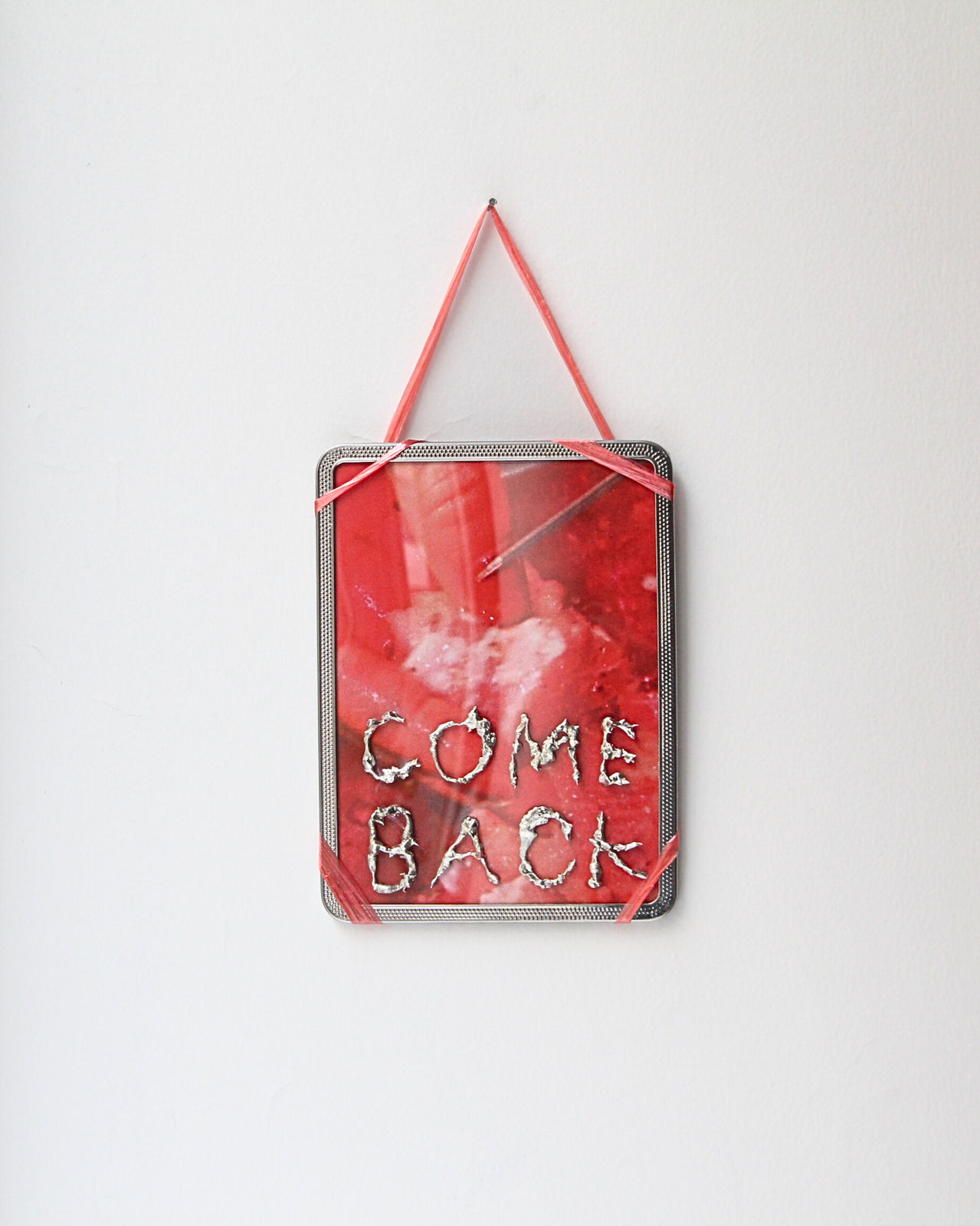 Prune Phi COME BACK, 2022 Plaque d’immatriculation de scooter, étain, plexiglas, photographie, ruban plastique 14,8 x 18,8 cm