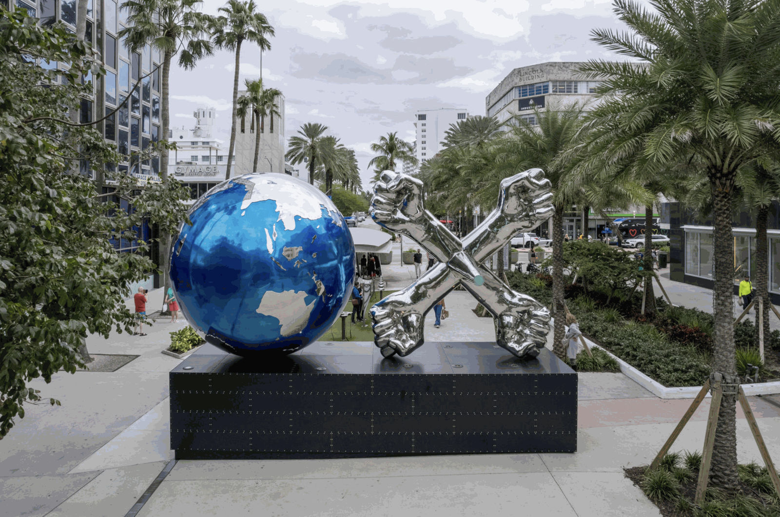 Daniel Anderson 1979 XO WORLD Project: 'XO World', 2021 stainless steel, anodized paint 216 x 288 x 156 in. 548.6 x 731.5 x 396.2 cm