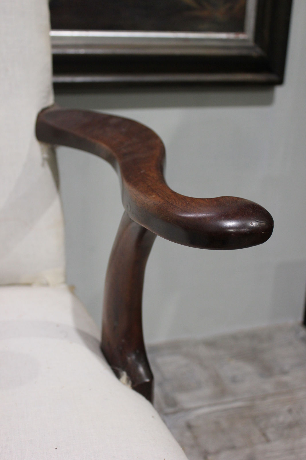 Mid-18th century walnut settee, Circa 1740