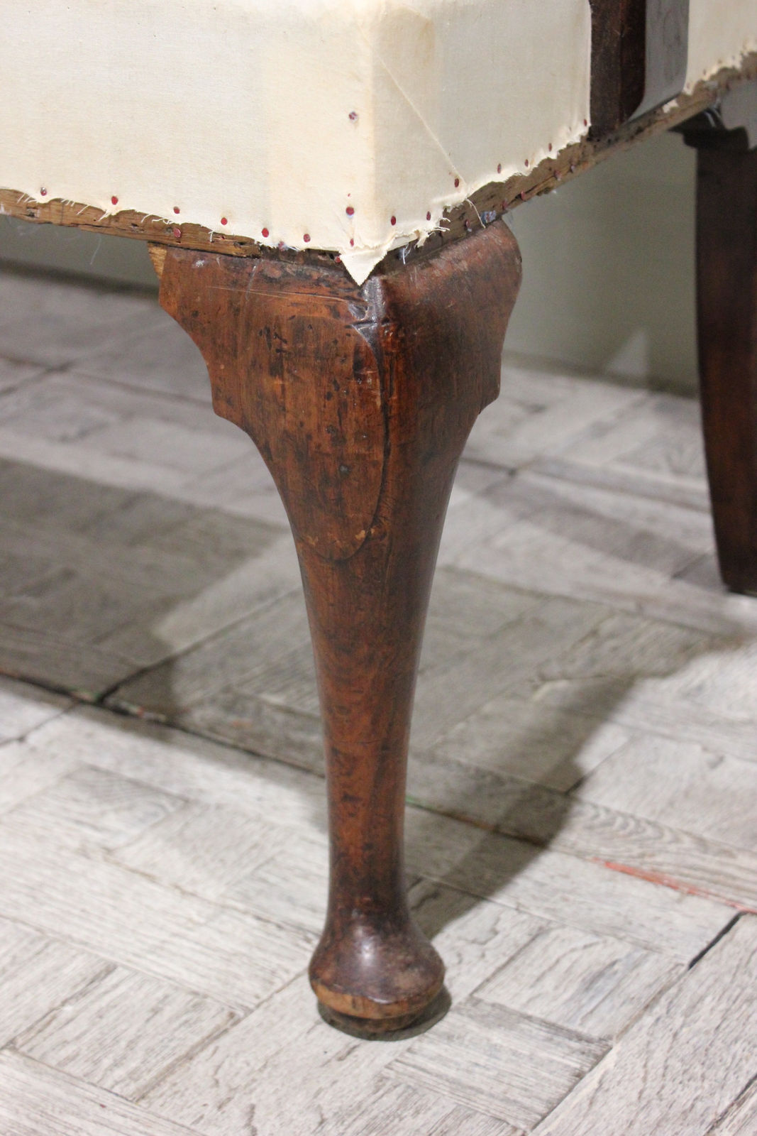 Mid-18th century walnut settee, Circa 1740