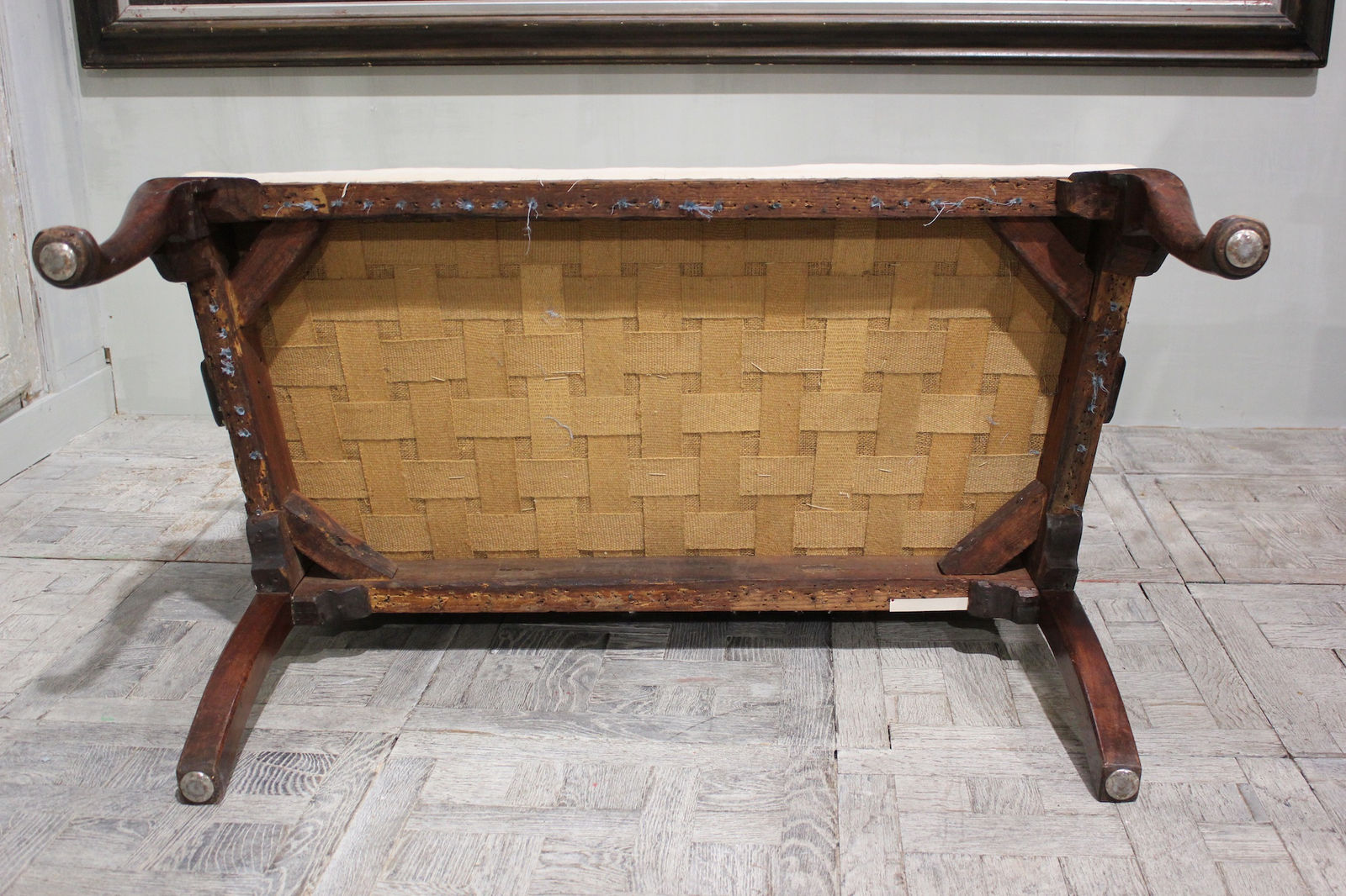 Mid-18th century walnut settee, Circa 1740