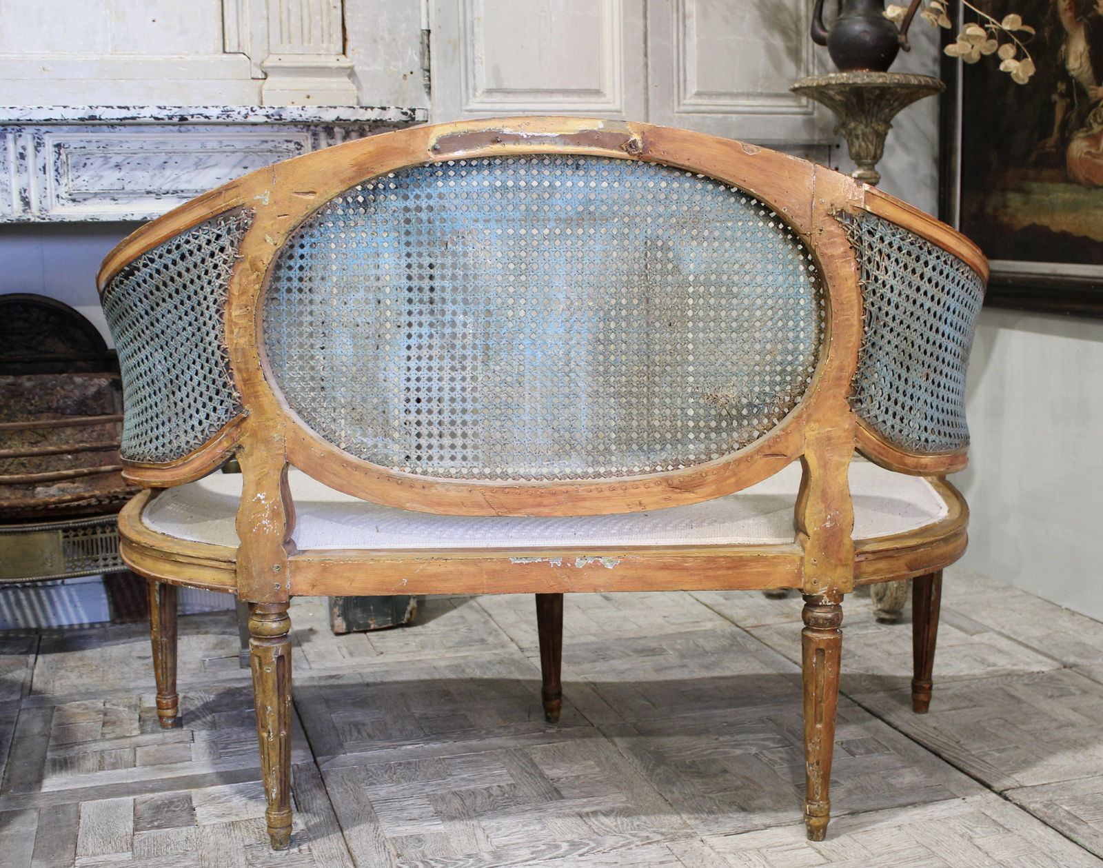 Elegant pair of late 18th century Italian settees, Circa 1795