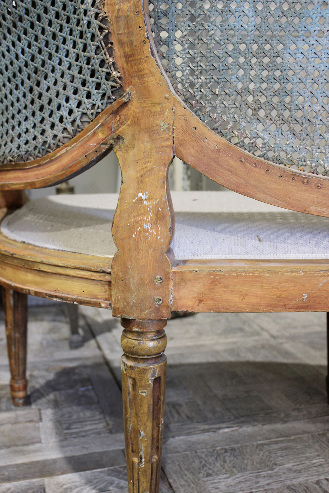 Elegant pair of late 18th century Italian settees, Circa 1795