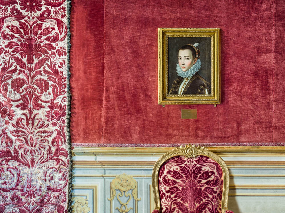 Dale Goffigon, 3 Portrait on Red Velvet