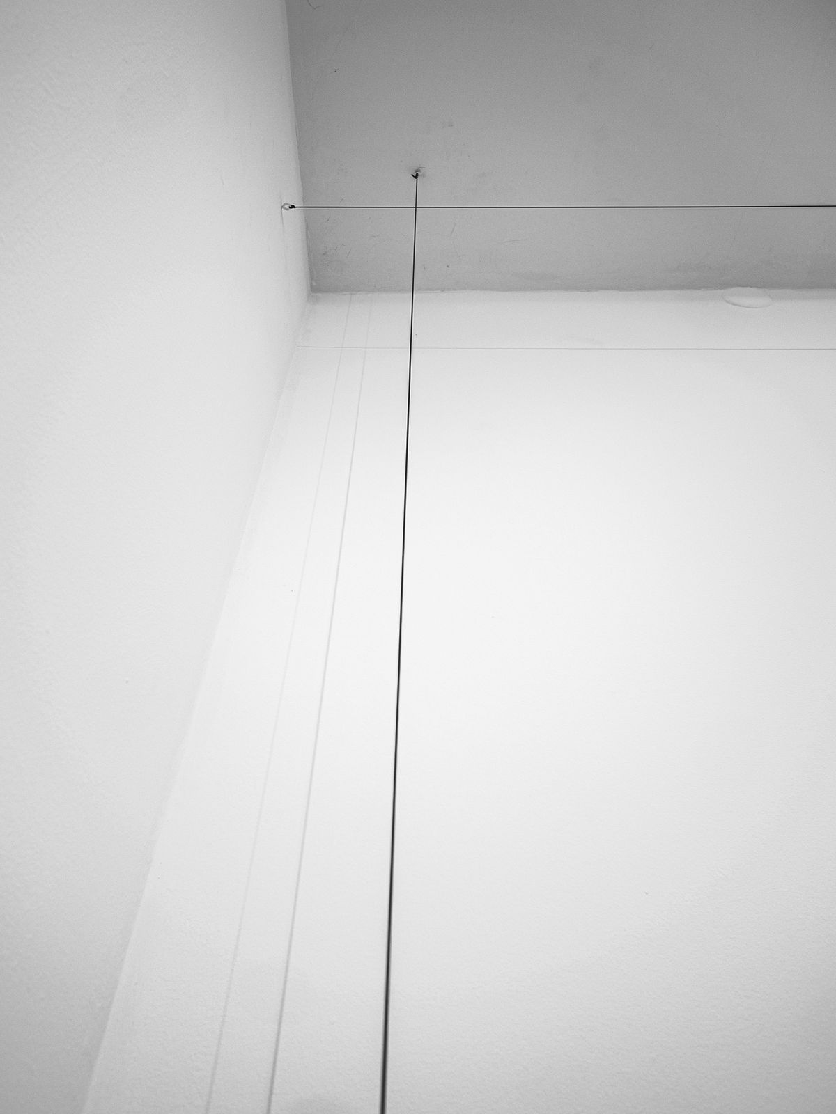 Robert Barry, Wire Sculpture, wall to wall / ceiling to floor, 1968
