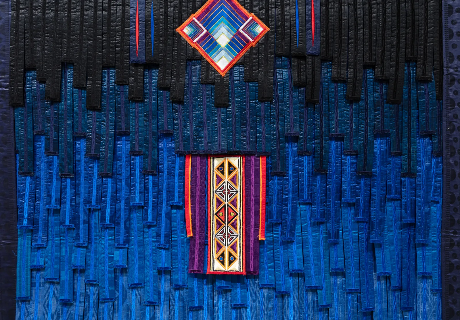 Abdoulaye Konaté, Fond Bleu avec source de lumière N°4, 2025