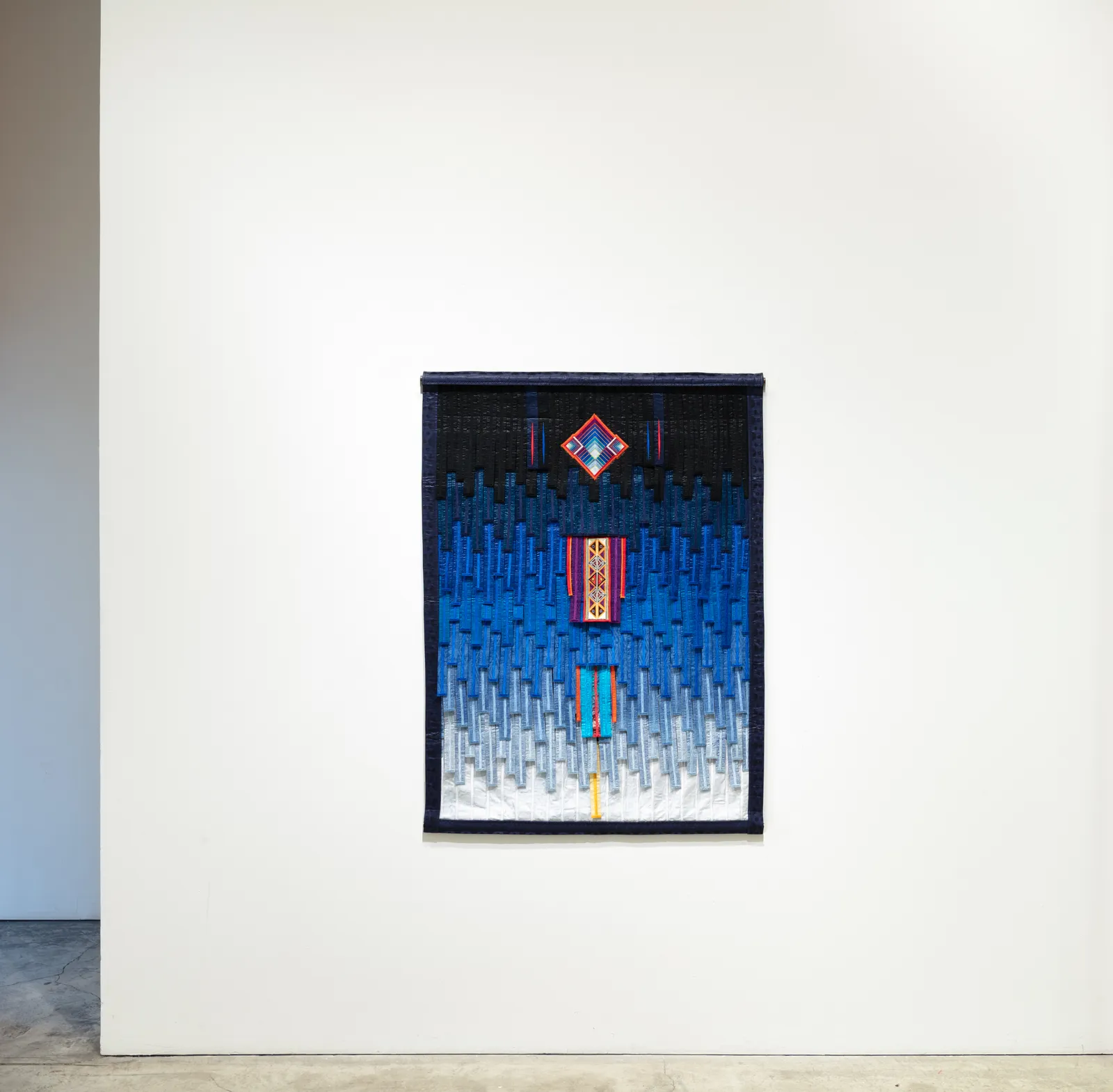 Abdoulaye Konaté, Fond Bleu avec source de lumière N°4, 2025