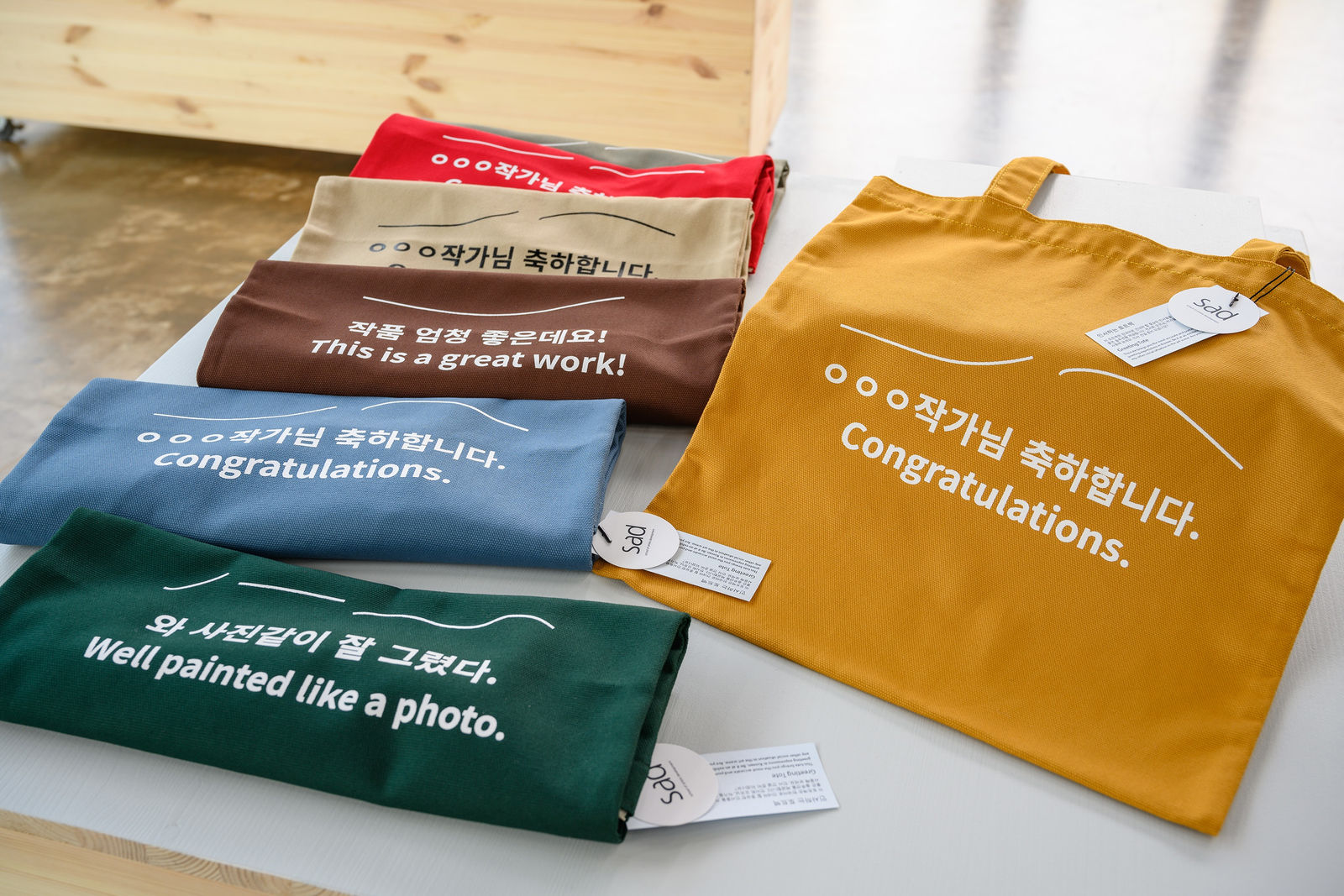 인사하는 토트백 Greeting Tote | 2020 Screenprint on cotton bag by the artist | 35 cm x 39 cm