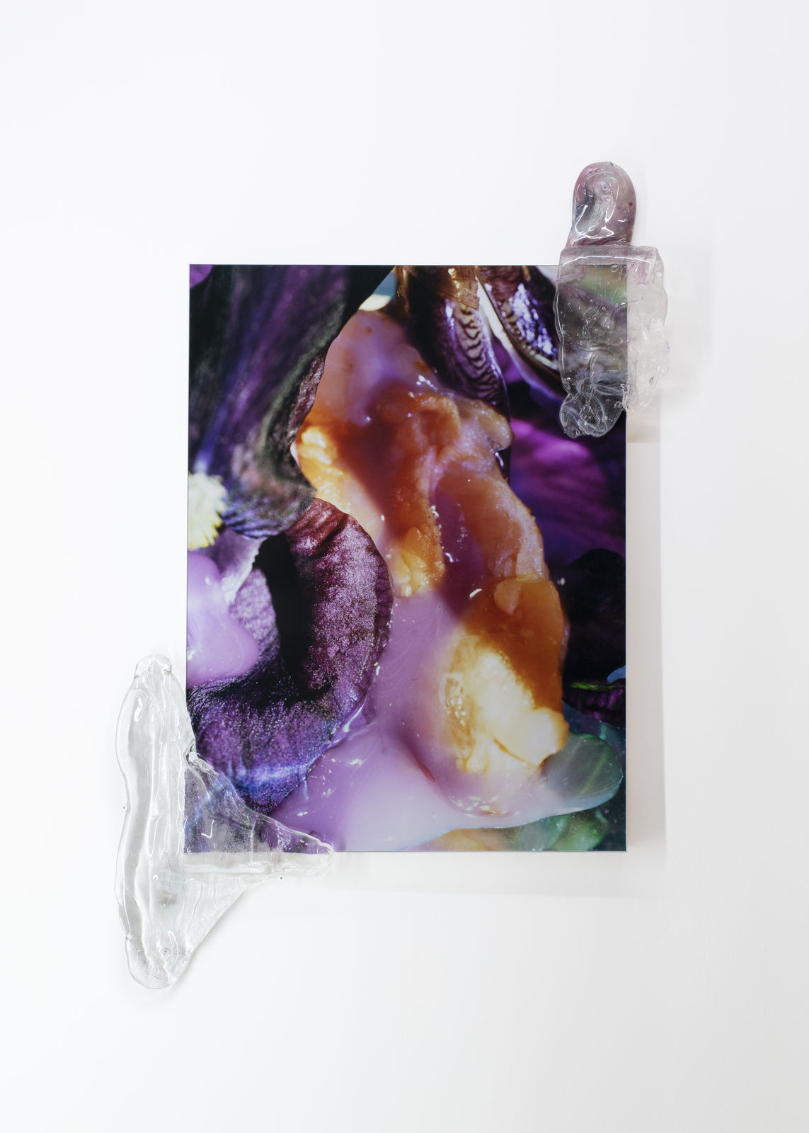 Lucile Boiron Sans titre, 2022 Tirage argentique couleur, verre coulé 70 x 52 cm Ouevre unique