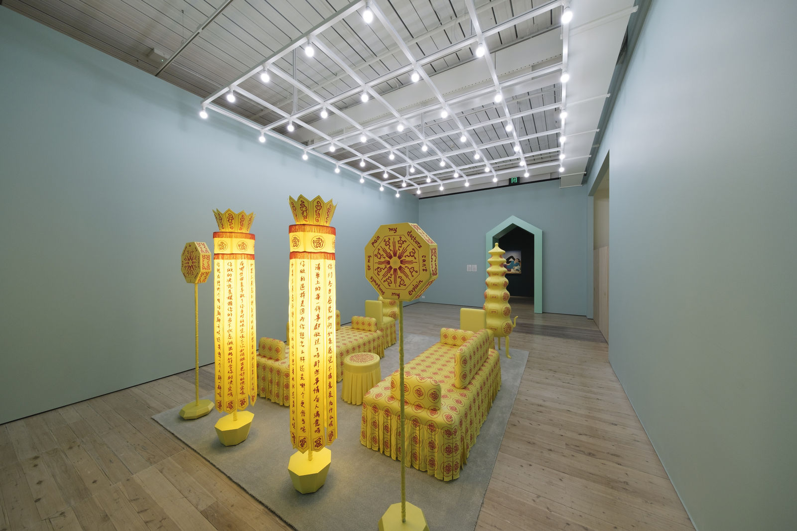 韩笃一，《心伺令》，2021-23。澳大利亚白兔美术馆展览现场。拍摄：David Roche，图片致谢白兔美术馆。 Duyi Han, Ordinance of the Subconscious Treatment (2021-23), Installation view at the White Rabbit Gallery, Australia. Photography by David Roche. Image courtesy of the White Rabbit Gallery.