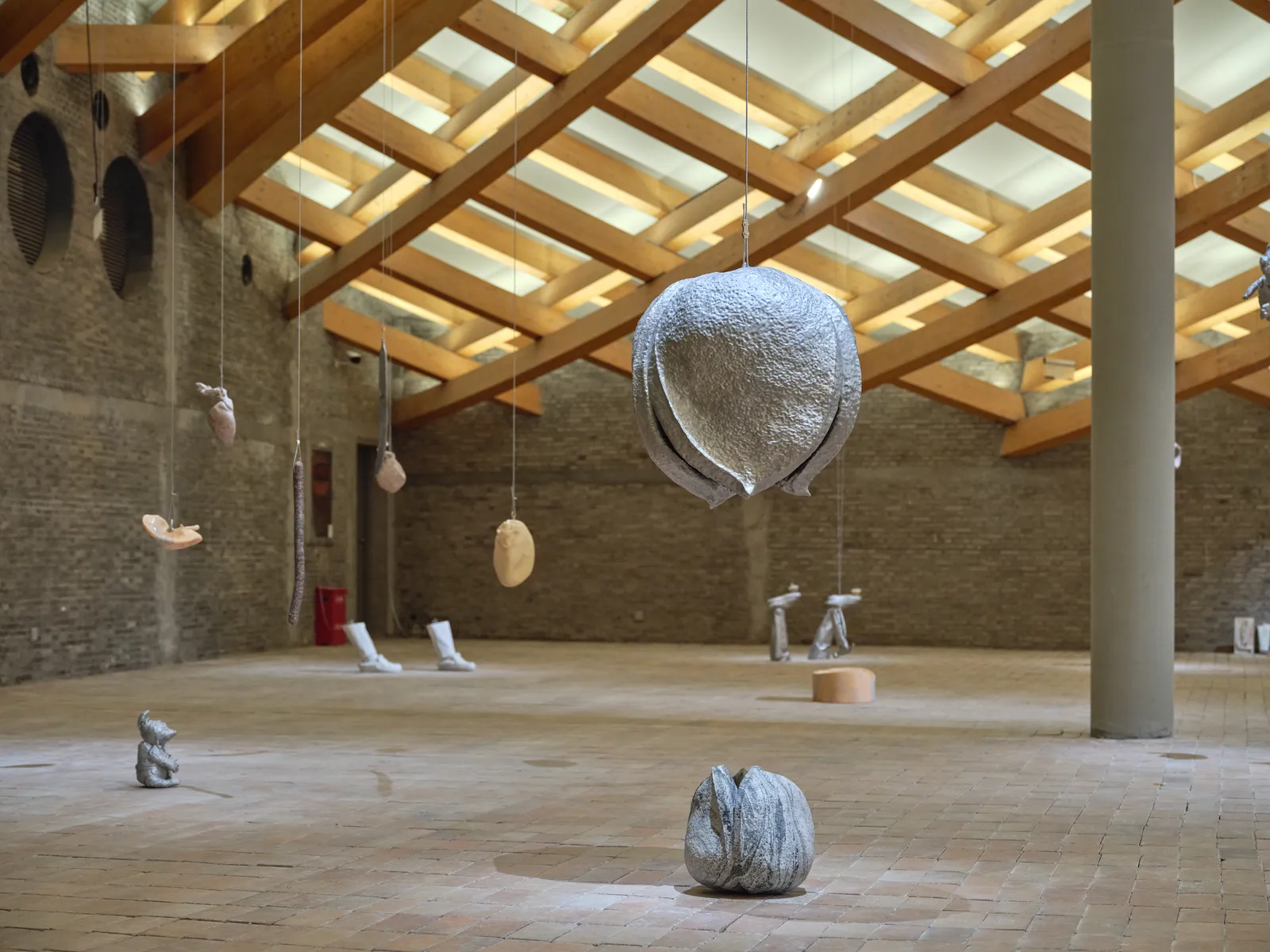 Installation view of Yibei Zhang's commissioned work at UCCA Clay, 2026. Courtesy BANK and the artist. 张移北委任项目于UCCA陶美术馆呈现，2026。图片归属BANK及艺术家。