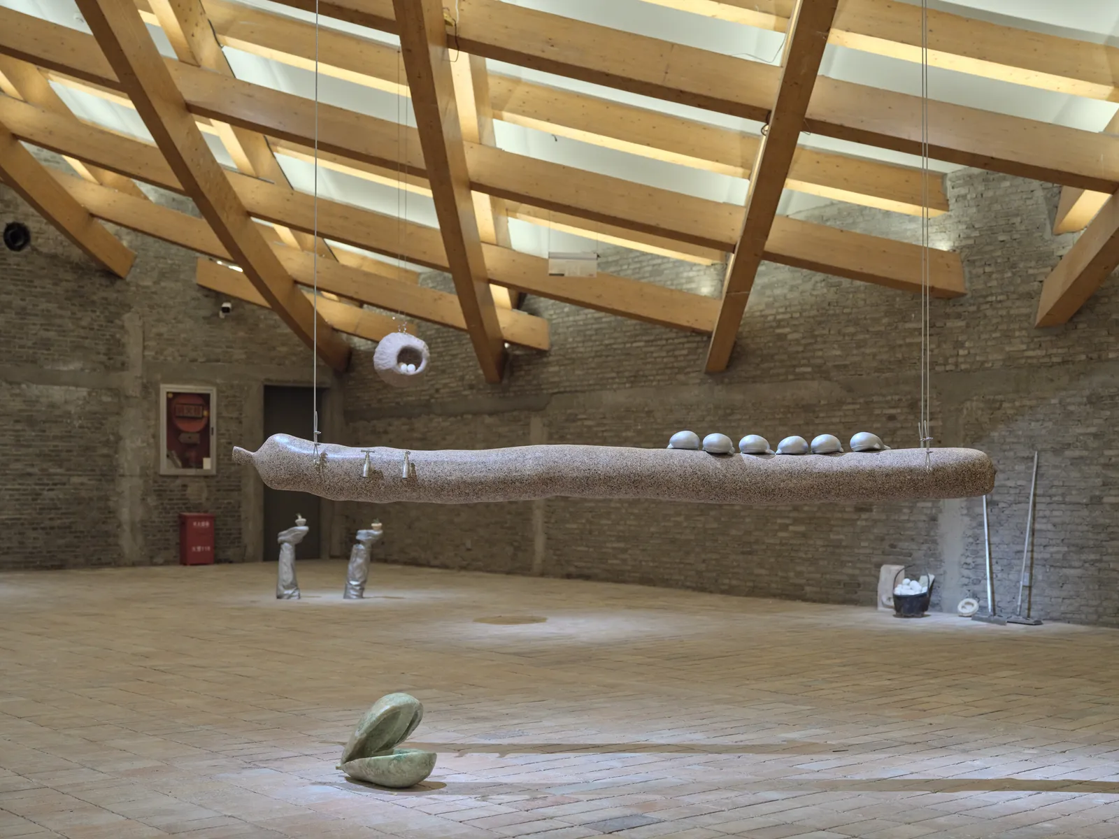 Installation view of Yibei Zhang's commissioned work at UCCA Clay, 2026. Courtesy BANK and the artist. 张移北委任项目于UCCA陶美术馆呈现，2026。图片归属BANK及艺术家。