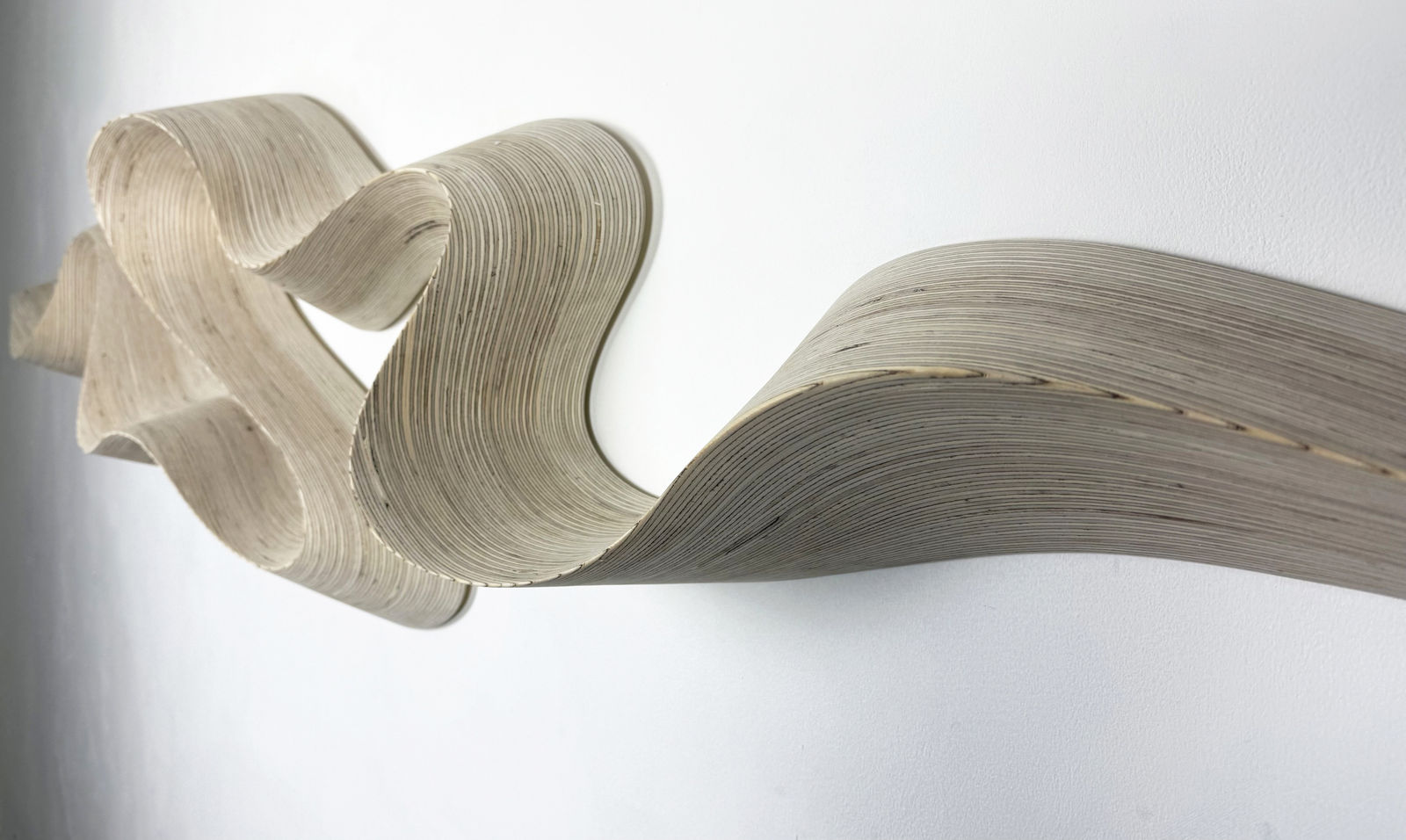 Daniel Mirchev, The Line