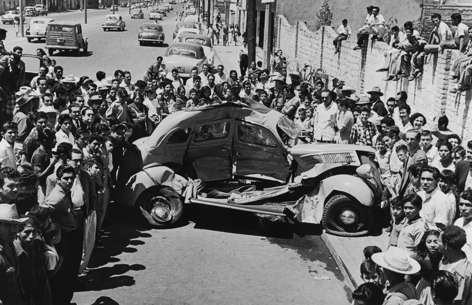 Enrique Metinides, Untitled (Choque de automóvil contra camión de bomberos, Ciudad de México), 1973