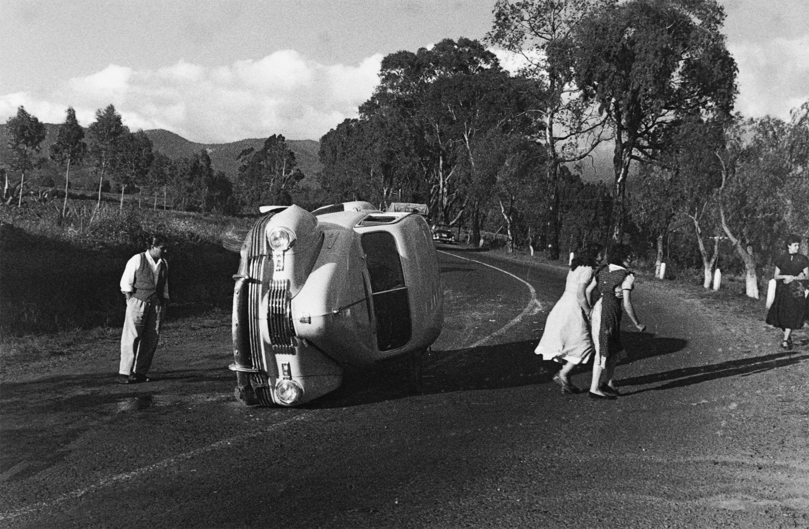 Enrique Metinides, Untitled (Sra. de blanco saliendo de automóvil volcado), 1958