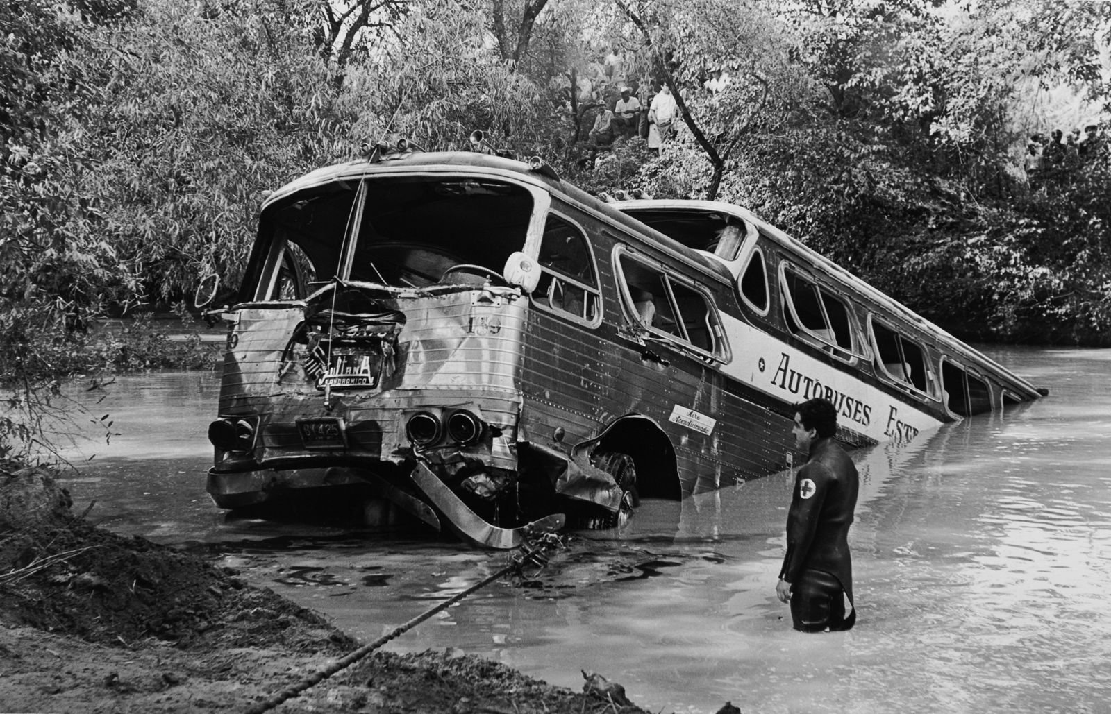 Enrique Metinides, Untitled (Camión saliendo del agua), 1969