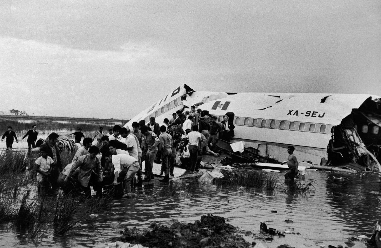 Enrique Metinides, Untitled (rescate avionazo), 1969