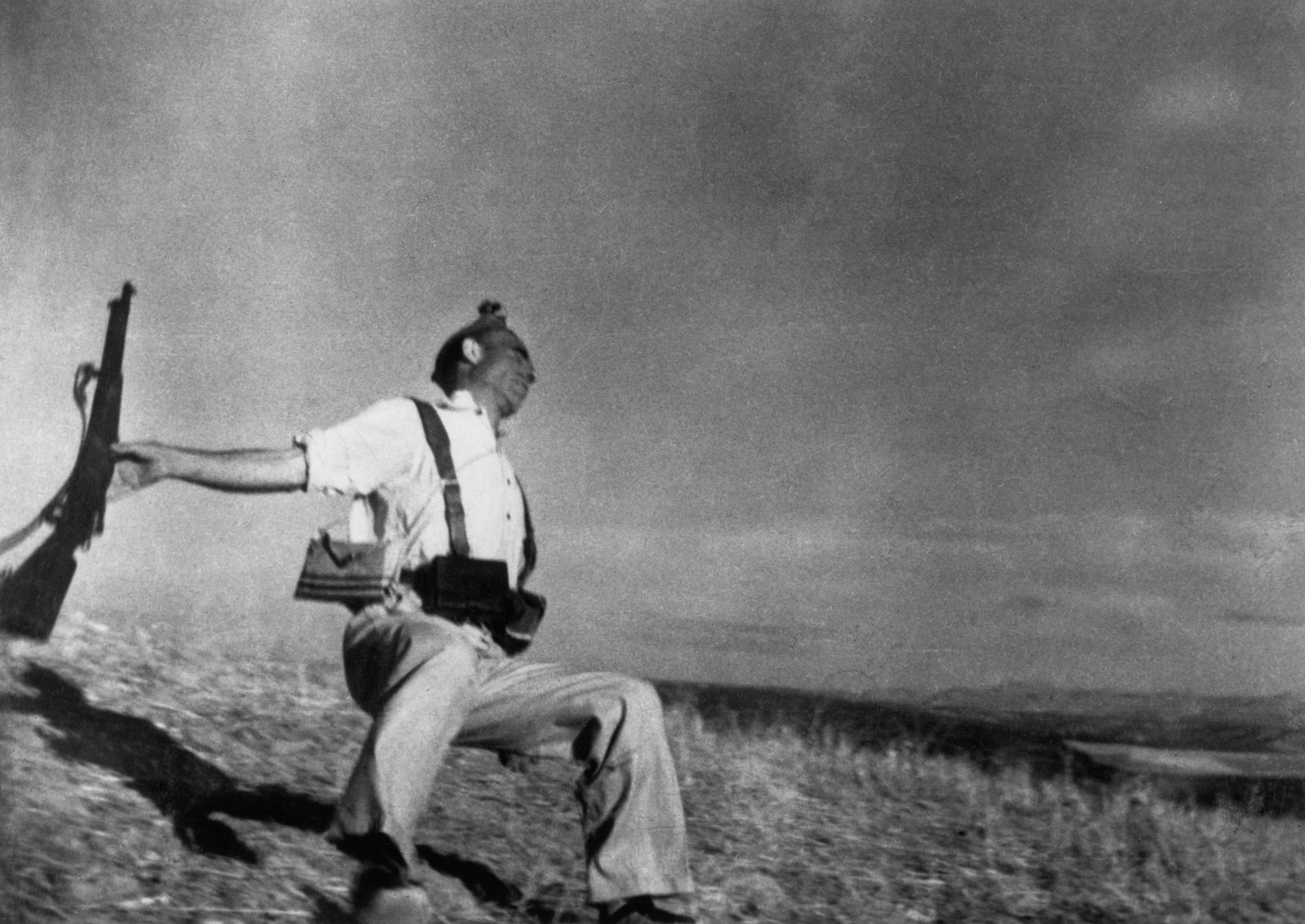 Robert Capa, The Falling Soldier (Loyalist Militiaman at the Moment of Death, Cerro Muriano, September 5, 1936), 1936, printed 1998