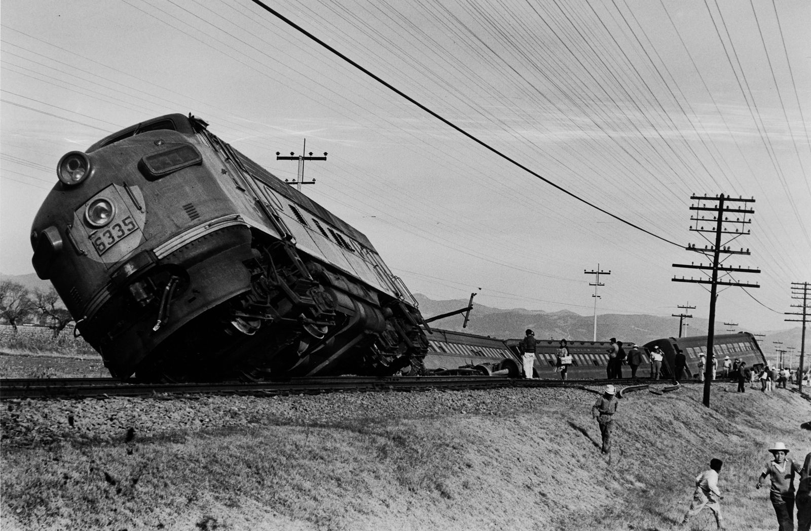 Enrique Metinides, Untitled 1, (Tren de pasajeros descarrilado en la carretera Mexico-Toluca), 1970