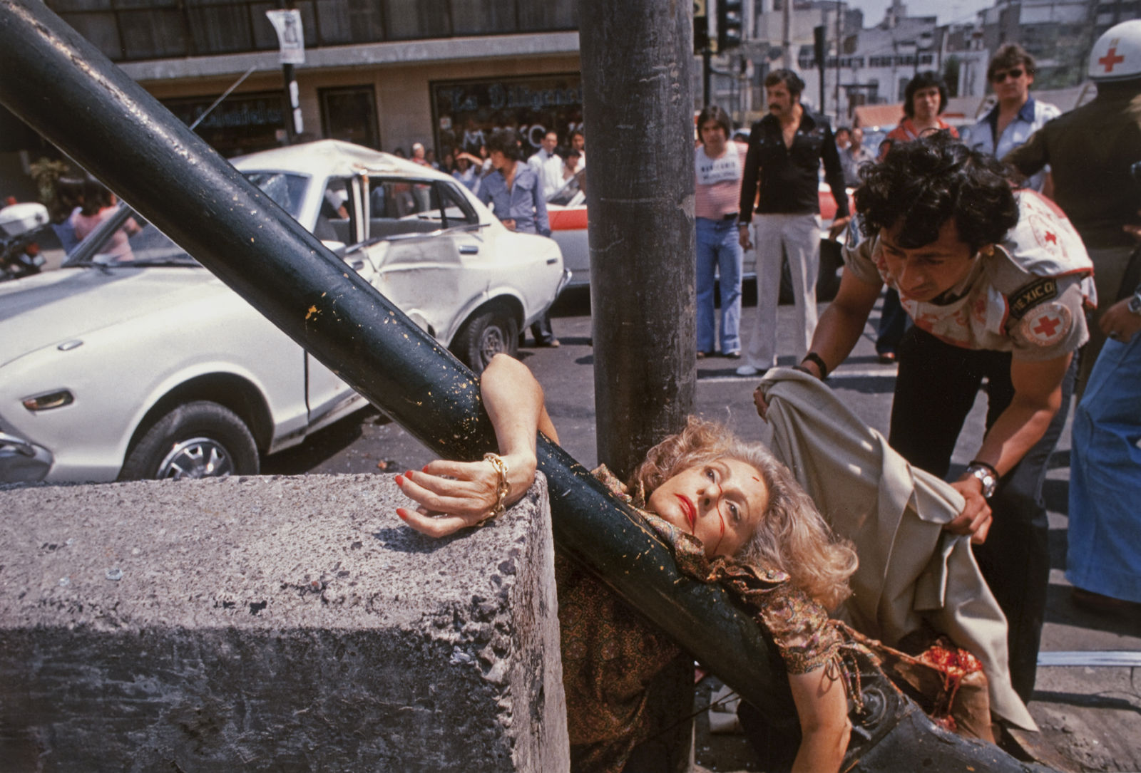 Enrique Metinides, Untitled (Primer plano de mujer rubia arrollada e impactada contra un poste, en avenida Chapultepec, Ciudad de México), 1979