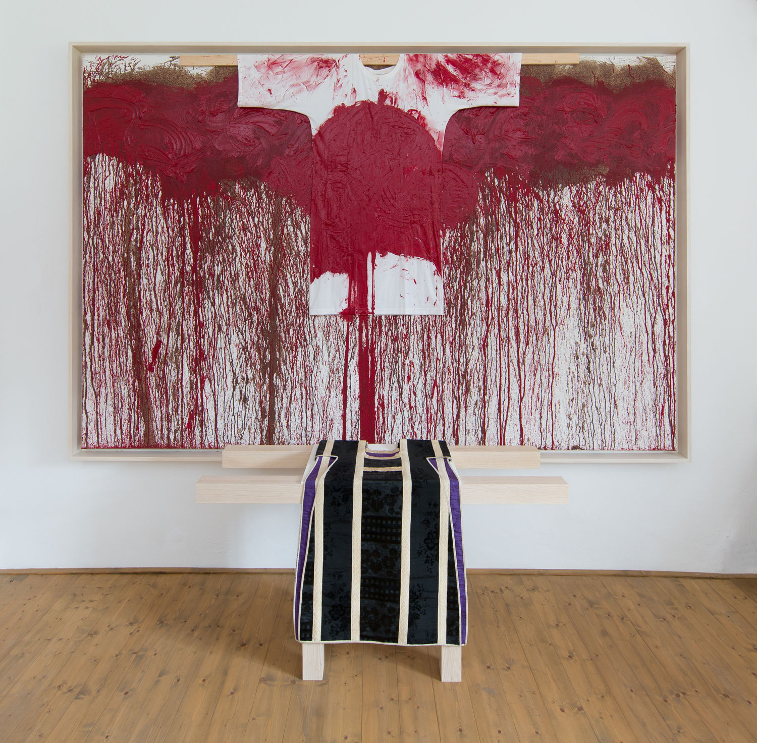 Hermann Nitsch, Schuettbild mit Malhemd (Pour-painting with painting-action-shirt), 2009