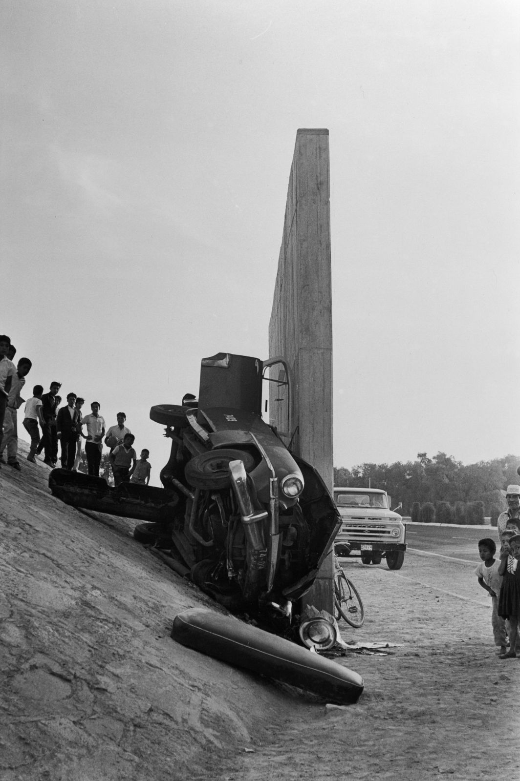 Enrique Metinides, Untitled (Accidente de tránsito en la carretera México Quéretaro), 1971