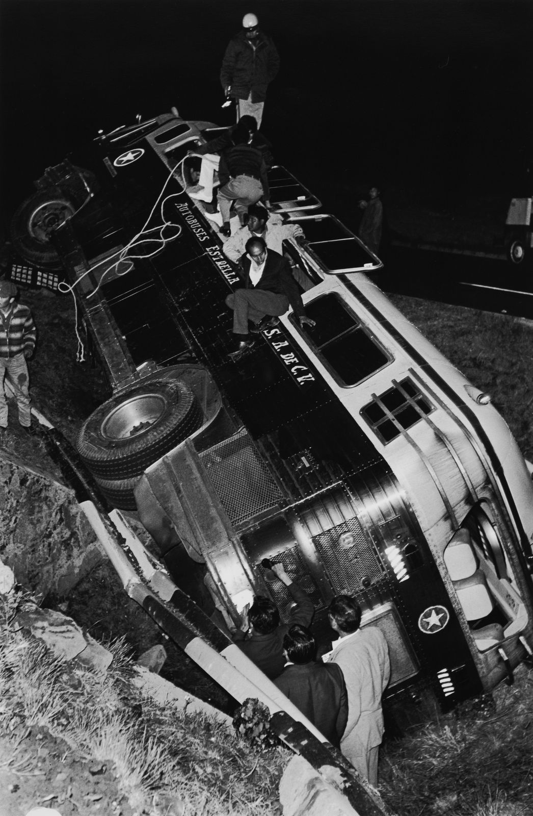 Enrique Metinides, Untitled (Camion volco en gran hoyo en Colonia Condesa, Anos cincuenta), 1950s