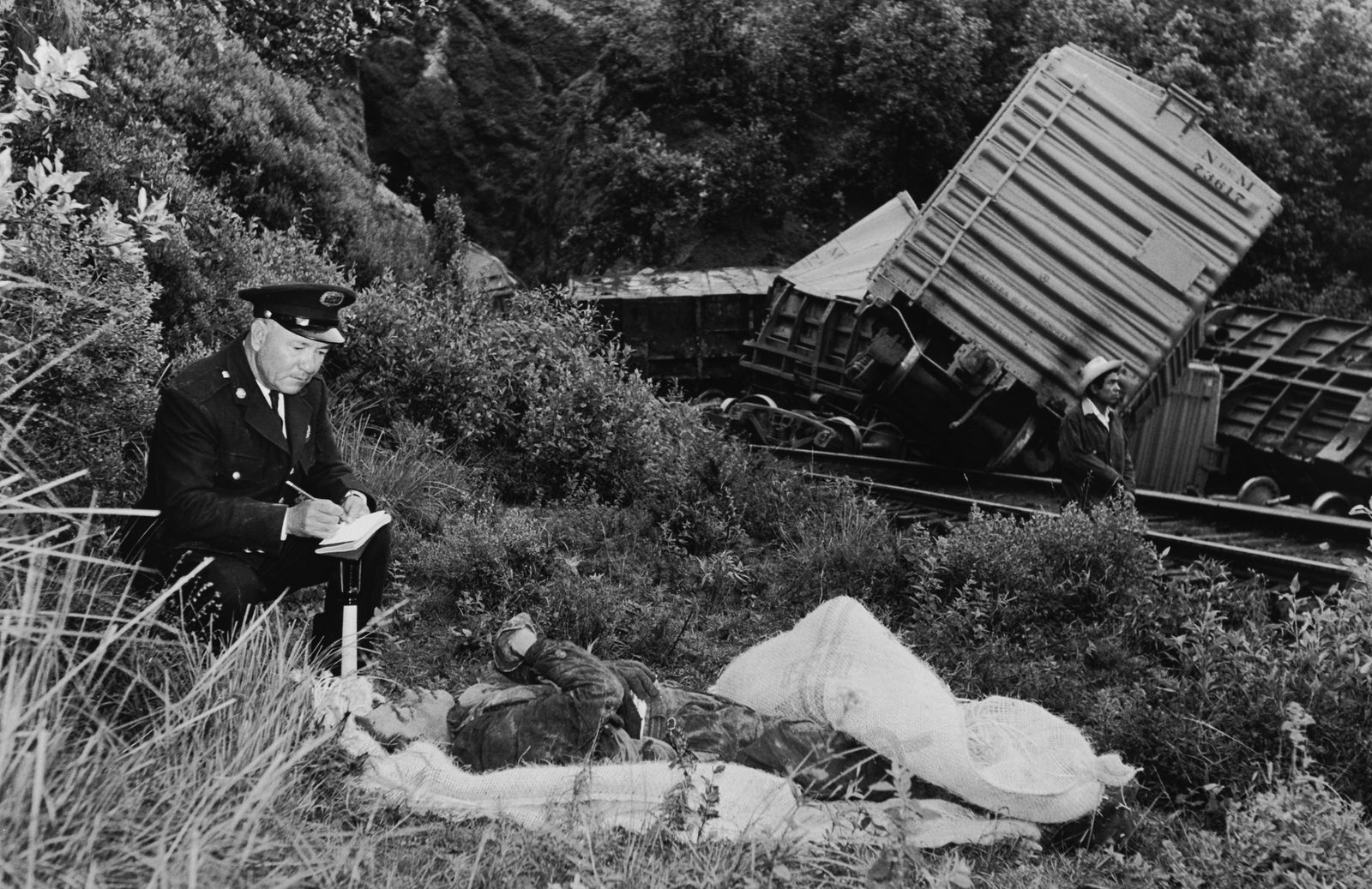 Enrique Metinides, Untitled (Policía tomando declaración tras choque de trenes, Hizquilucan, Estado de México, 1963