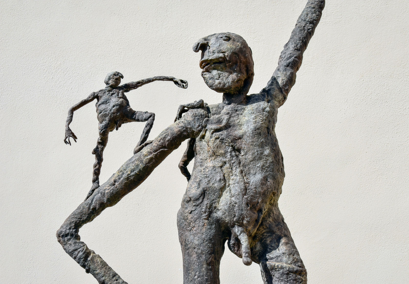 Francis Upritchard, Laughing Man Pile, 2022