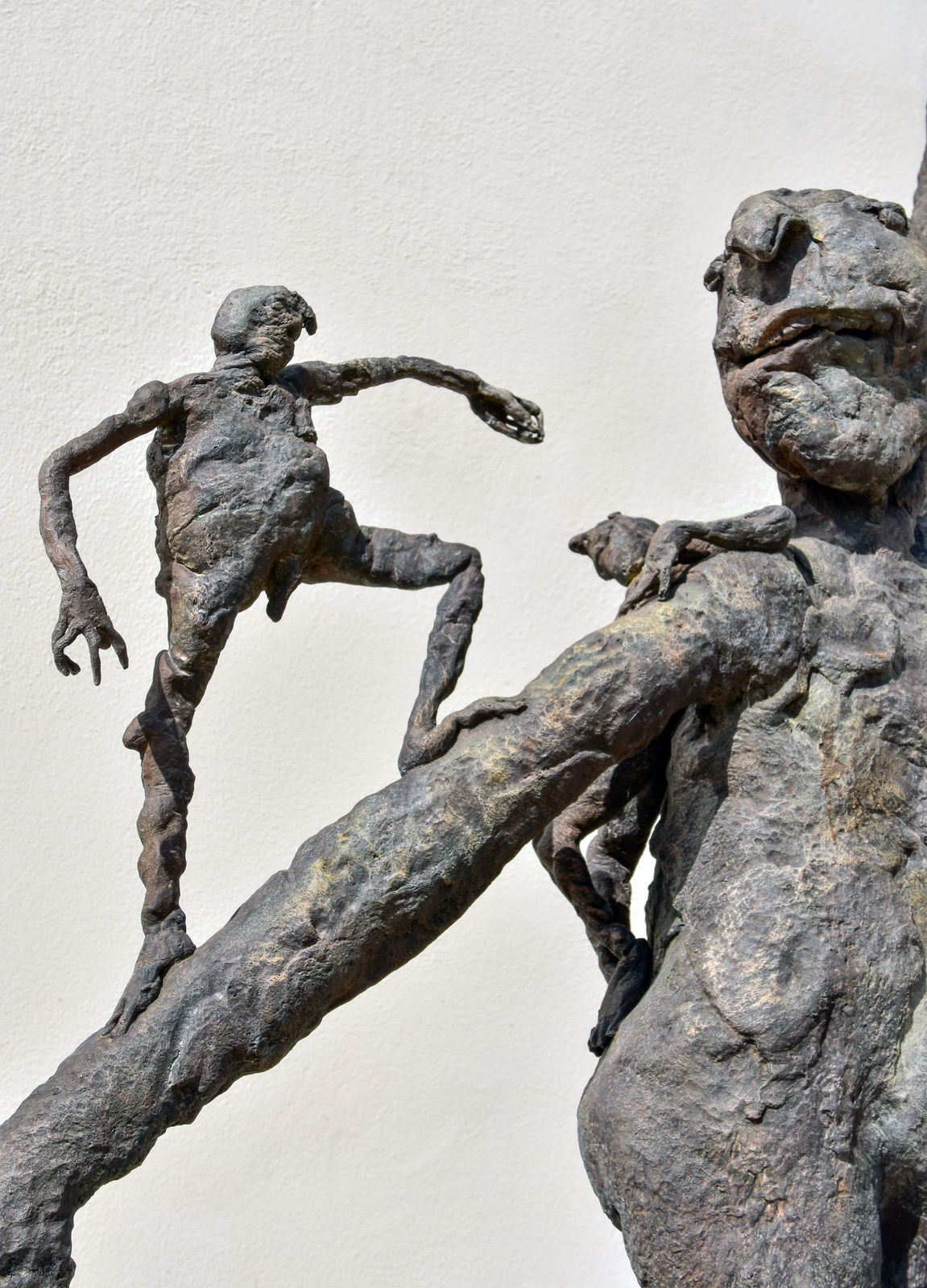 Francis Upritchard, Laughing Man Pile, 2022