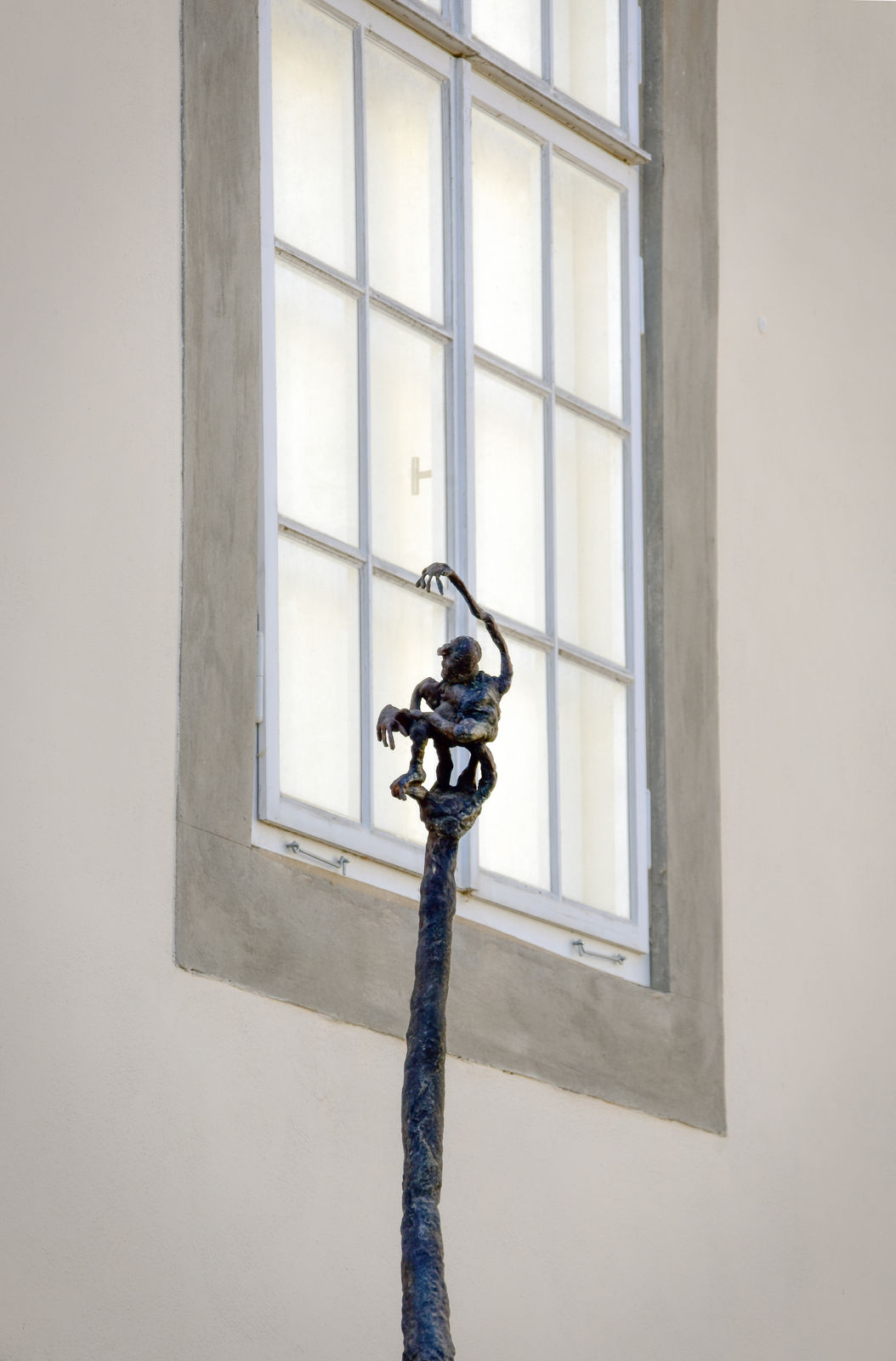 Francis Upritchard, Laughing Man Pile, 2022