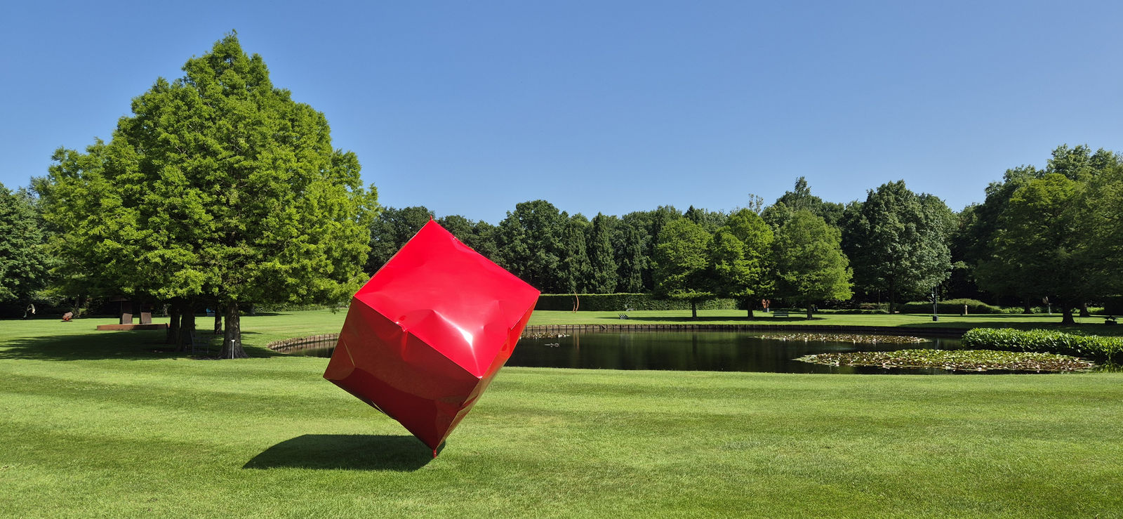 Big Red Fat Cube van Matteo Marchetti bij de grote vijver