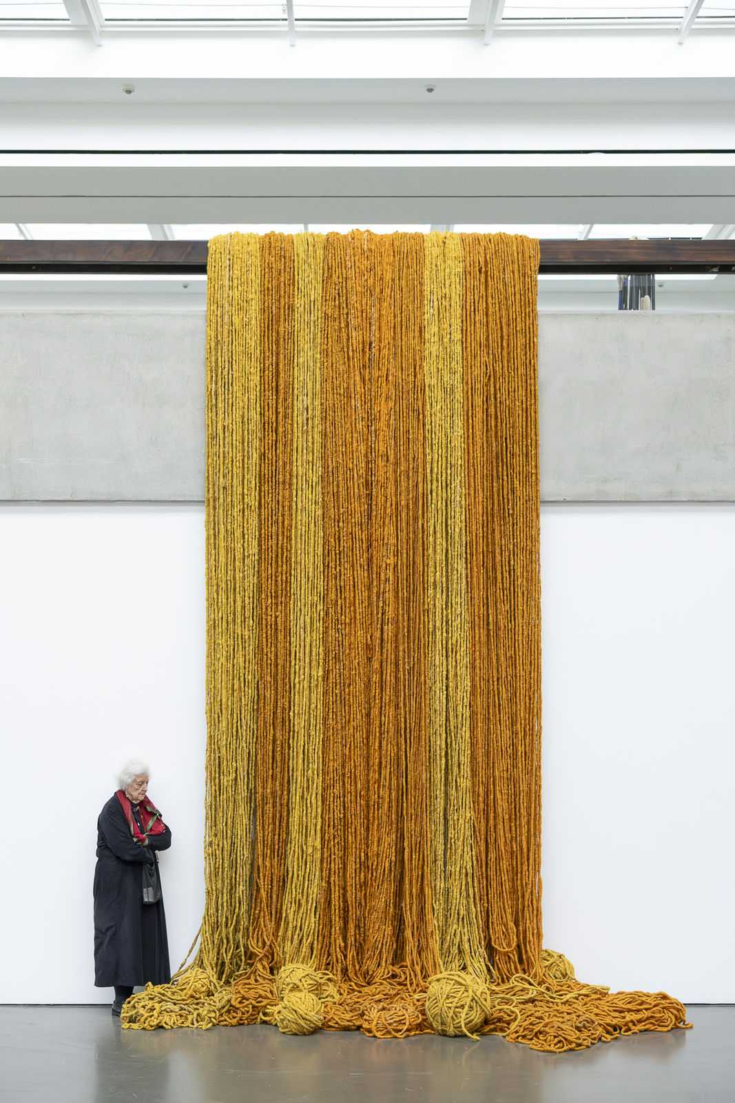 Sheila Hicks neben ihrer Arbeit / Sheila Hicks standing next to her work Aprentizaje de la Victoria, 2008&ndash;2016 Wolle/Wool Courtesy die K&uuml;nstlerin/the artist &copy; VG Bild-Kunst Bonn, 2024 Foto / Photo: Katja Illner
