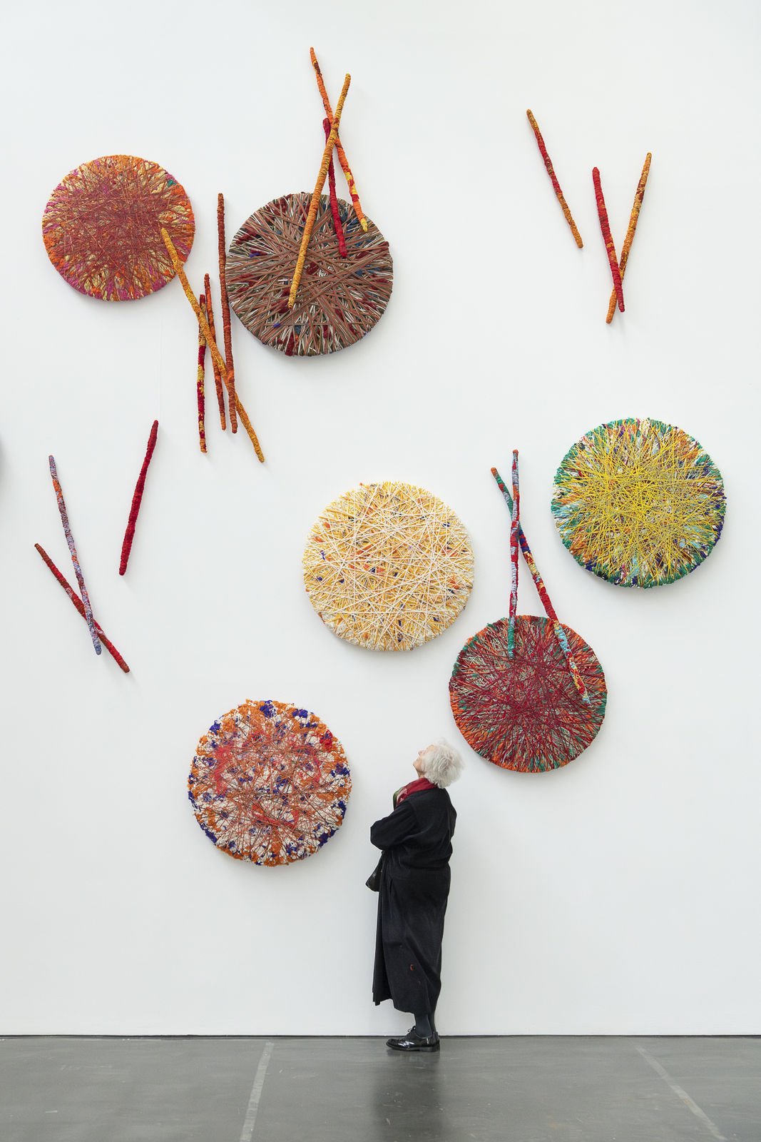 Installationsansicht / Installation View SHEILA HICKS, Kunsthalle D&uuml;sseldorf 2024 &copy; VG Bild-Kunst, Bonn 2024 Foto / Photo: Katja Illner